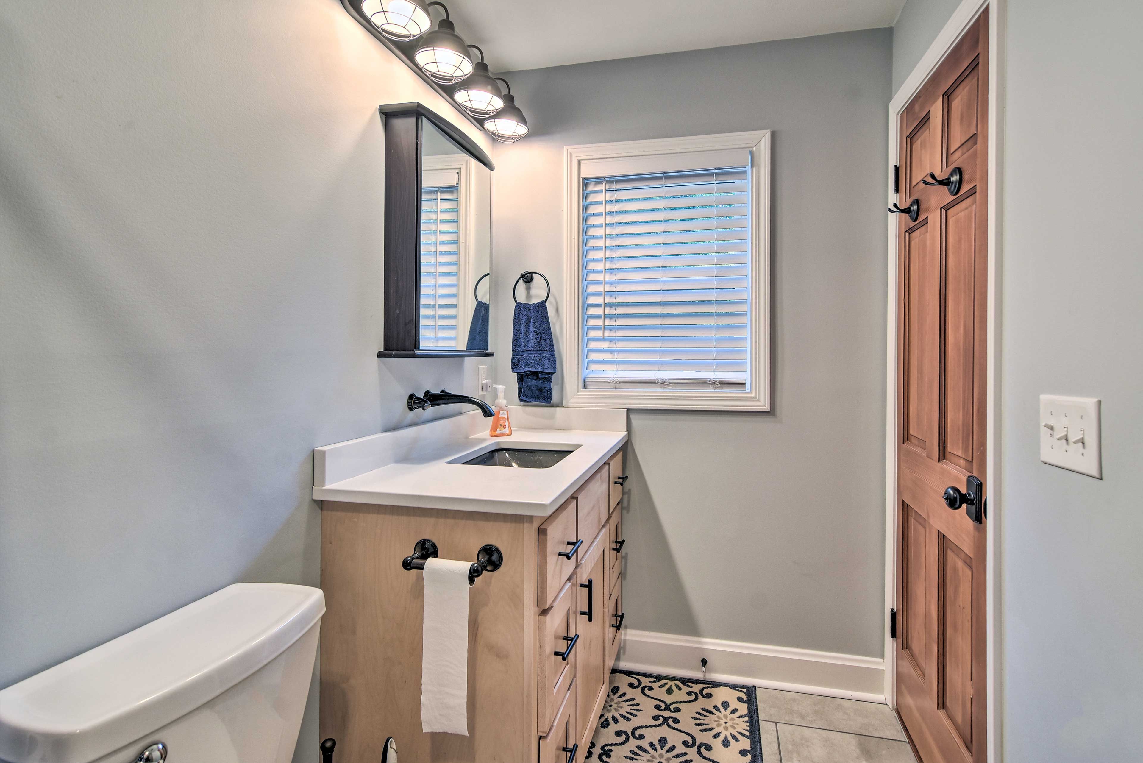 Full Bathroom | Towels Provided