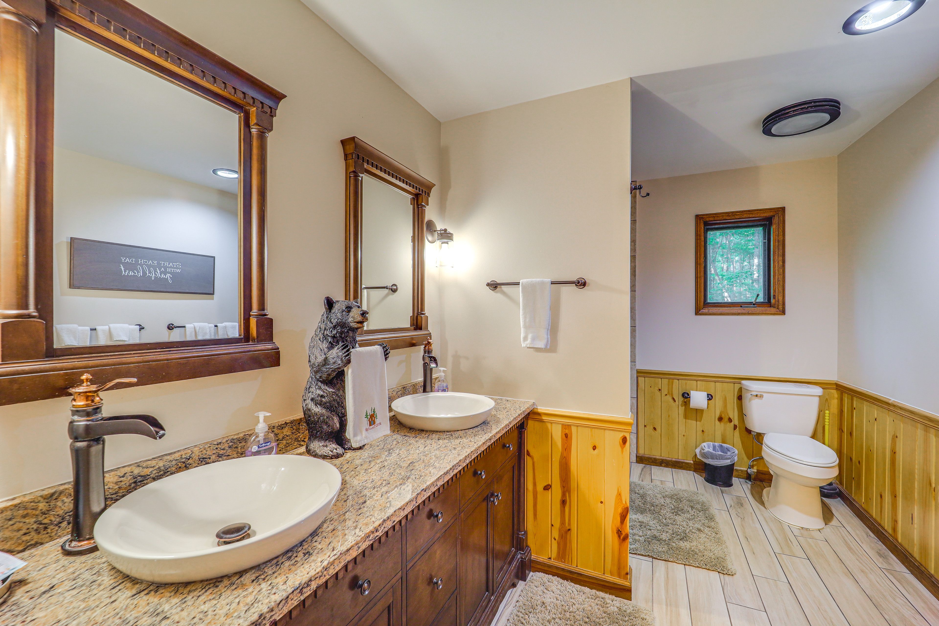Full Bathroom | Towels Provided | Upper Level
