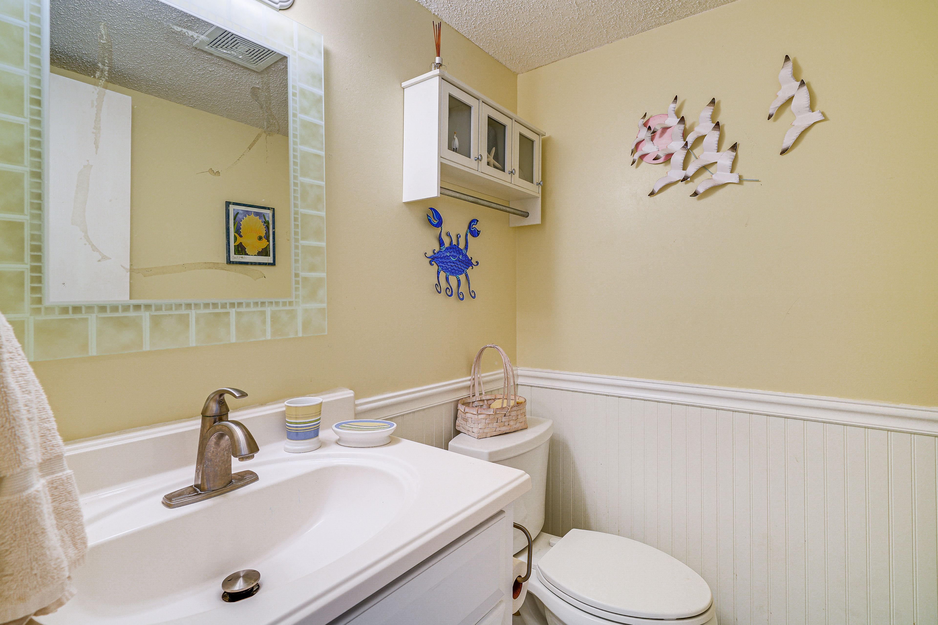 Full Bathroom | Towels Provided | 2nd Floor