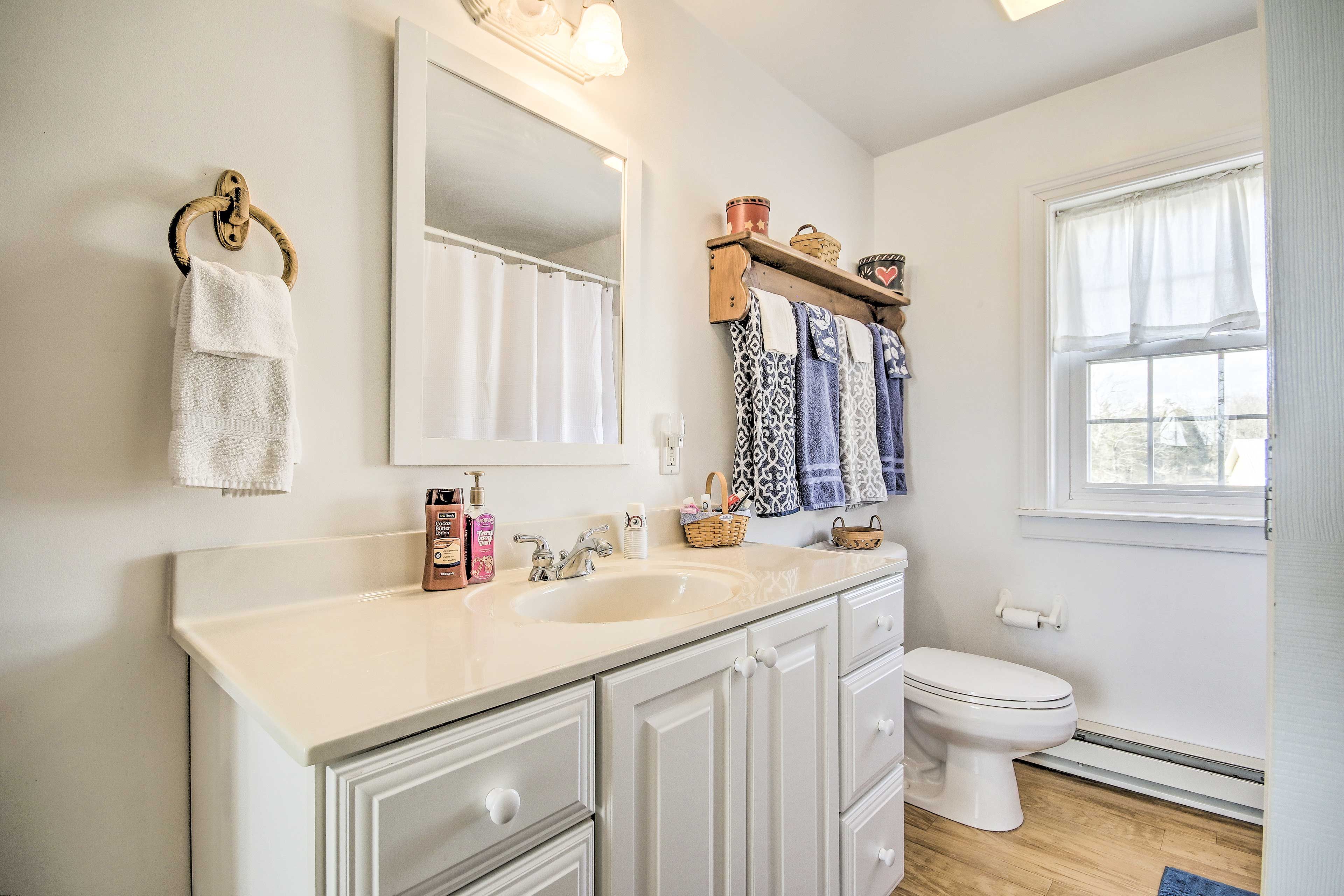 Full Bathroom | Complimentary Toiletries