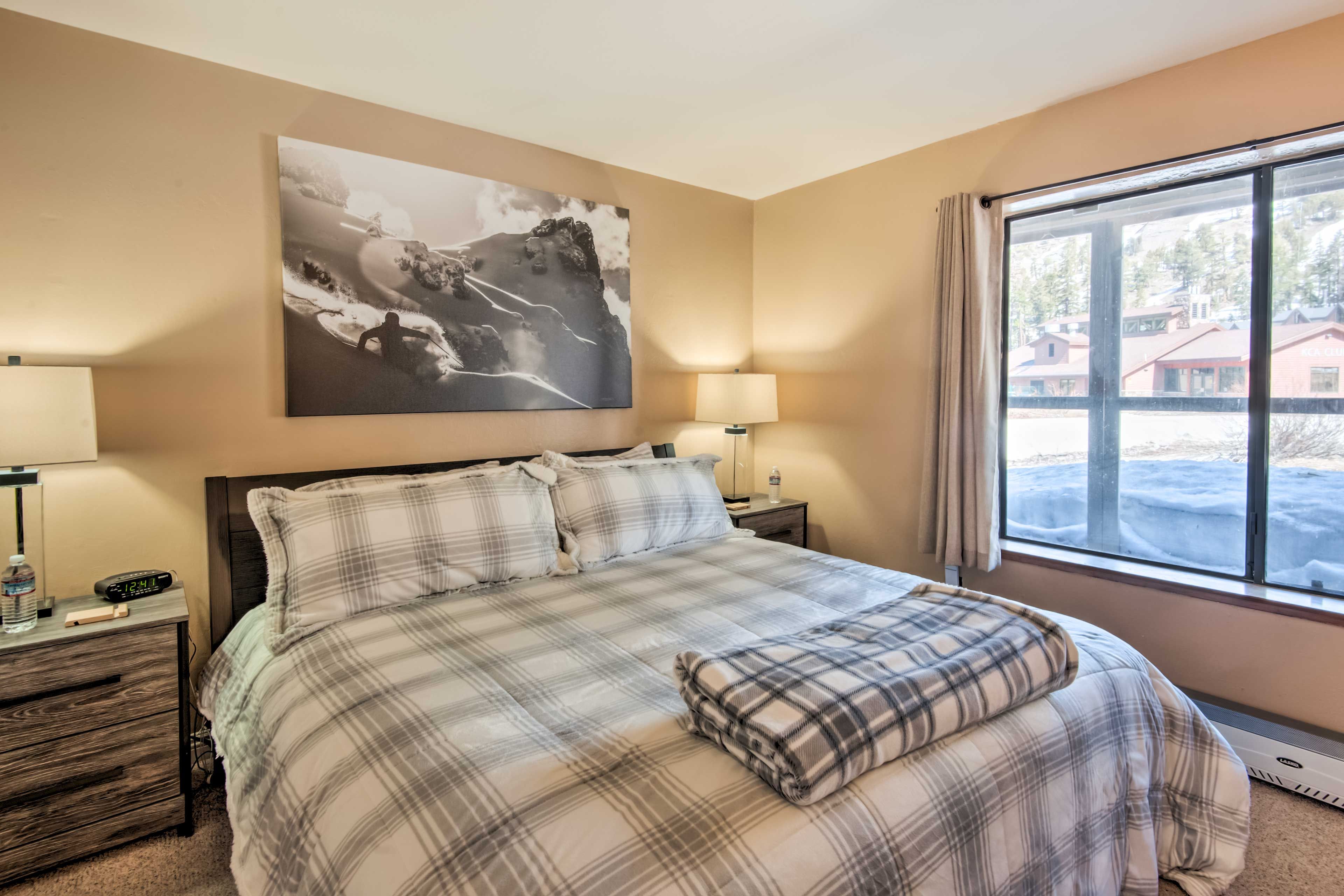 Bedroom | King Bed | Linens Provided