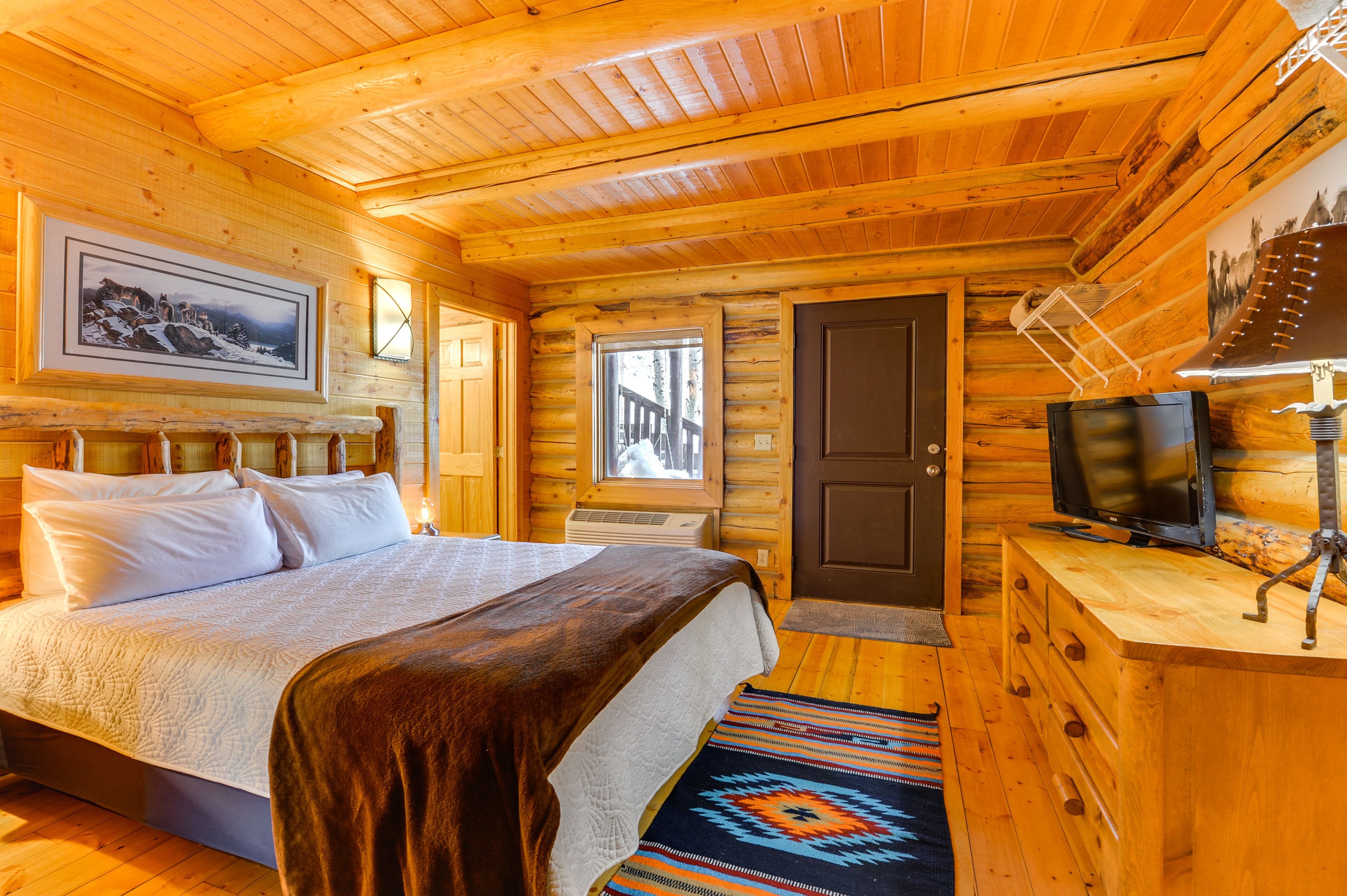 Bedroom 2 | Queen Bed | 1st Floor