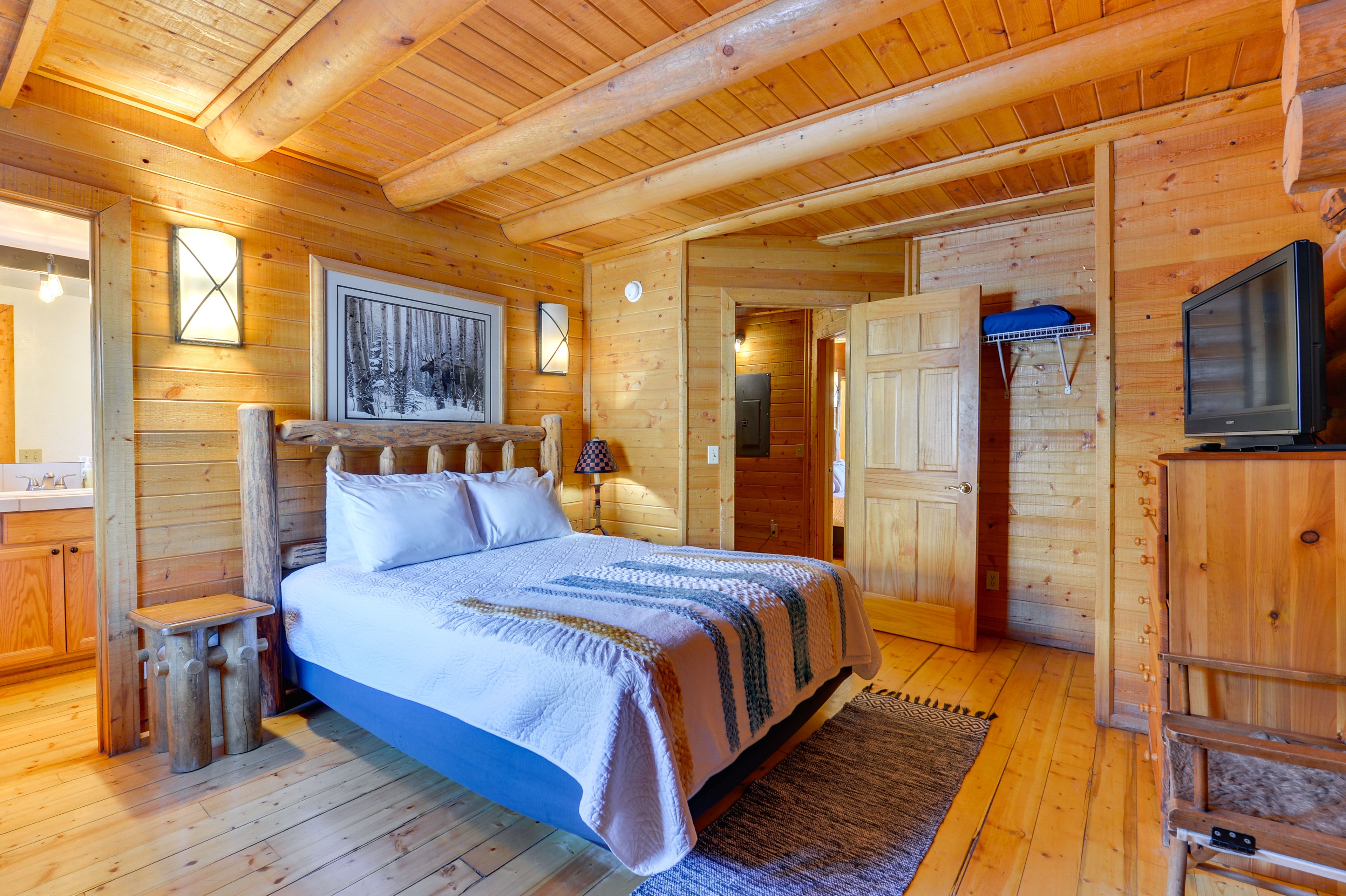 Bedroom 1 | Queen Bed | Linens Provided | 1st Floor