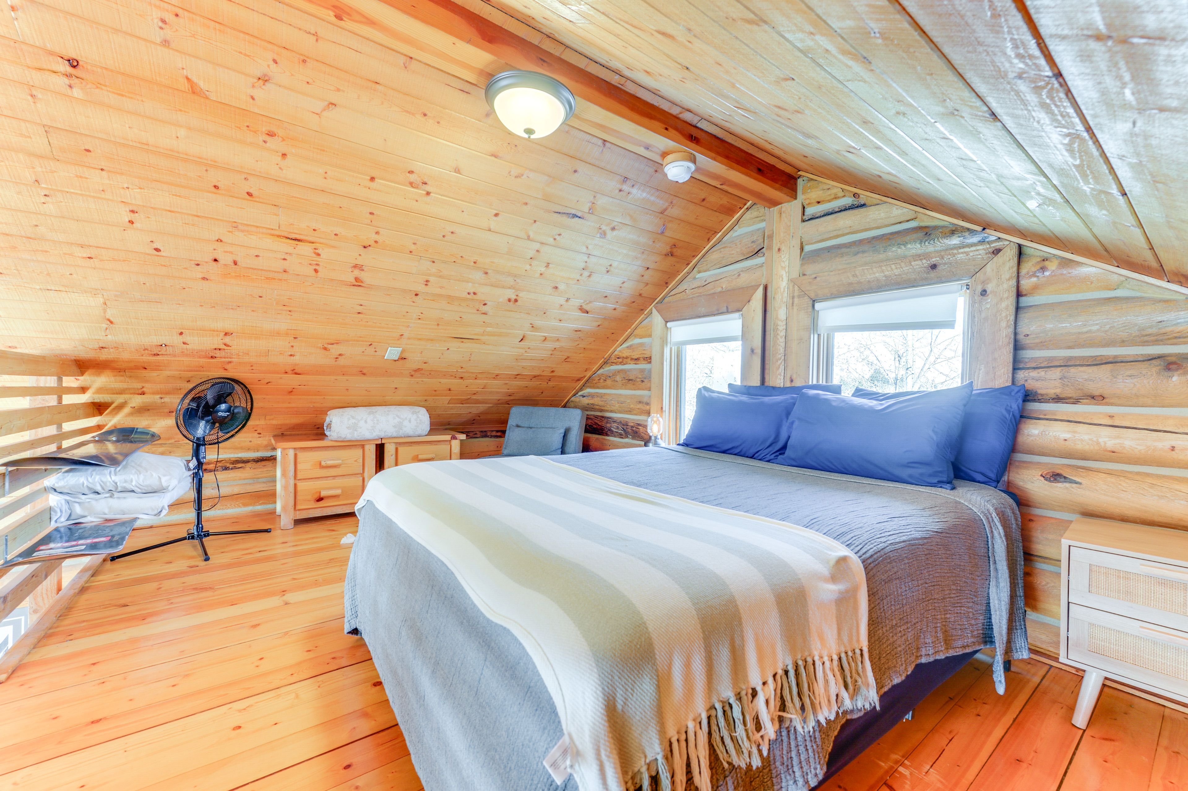 Loft | Queen Bed | Upper Level