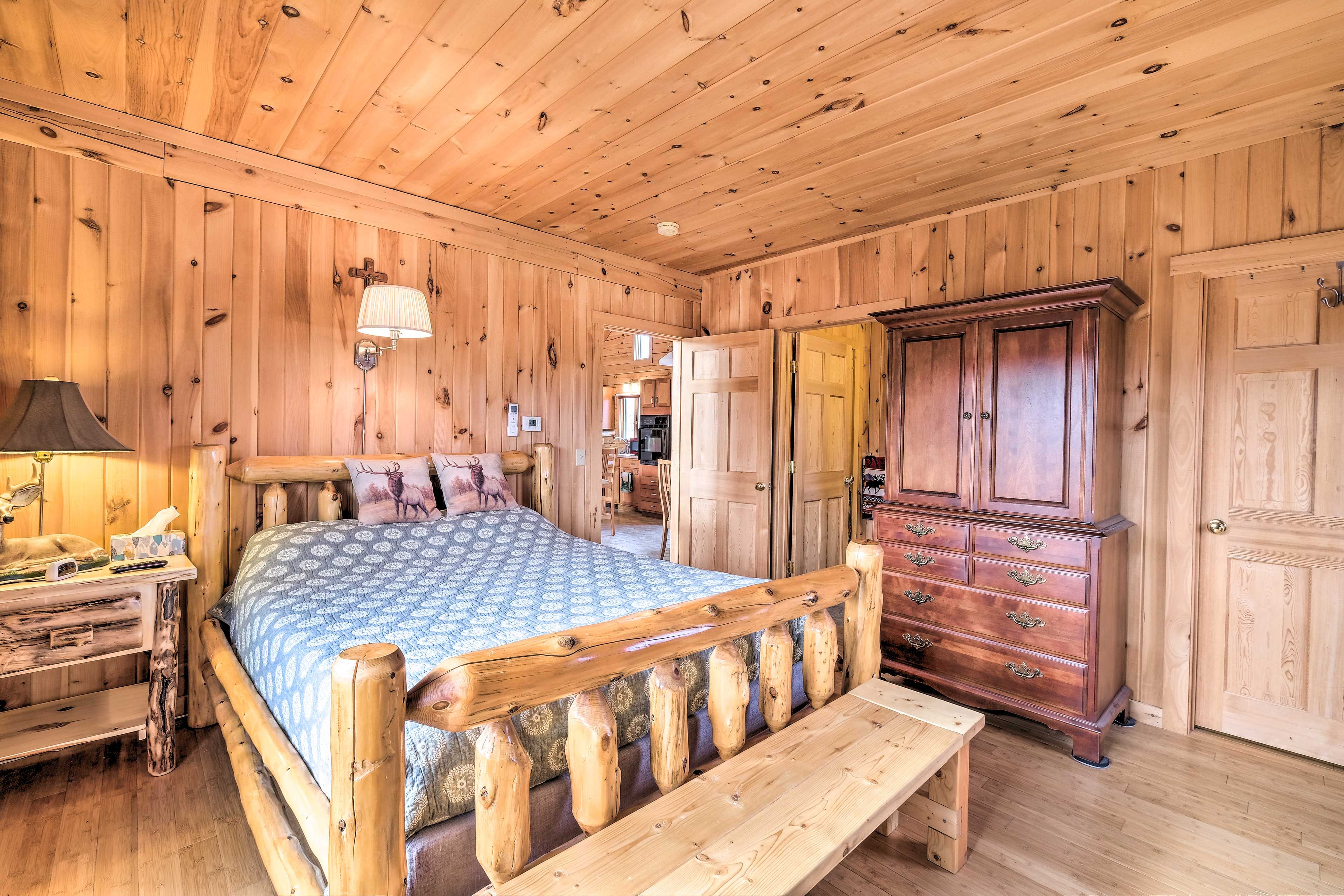 Bedroom 1 | Queen Bed