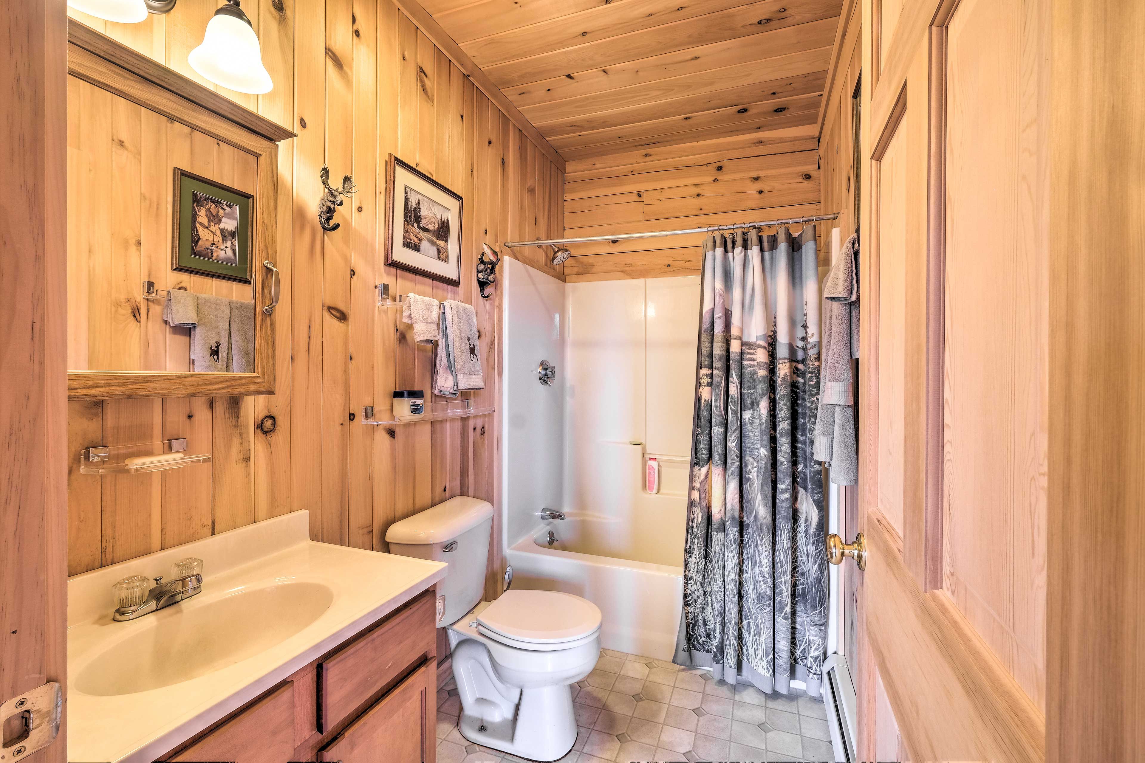 Full Bathroom | Complimentary Toiletries
