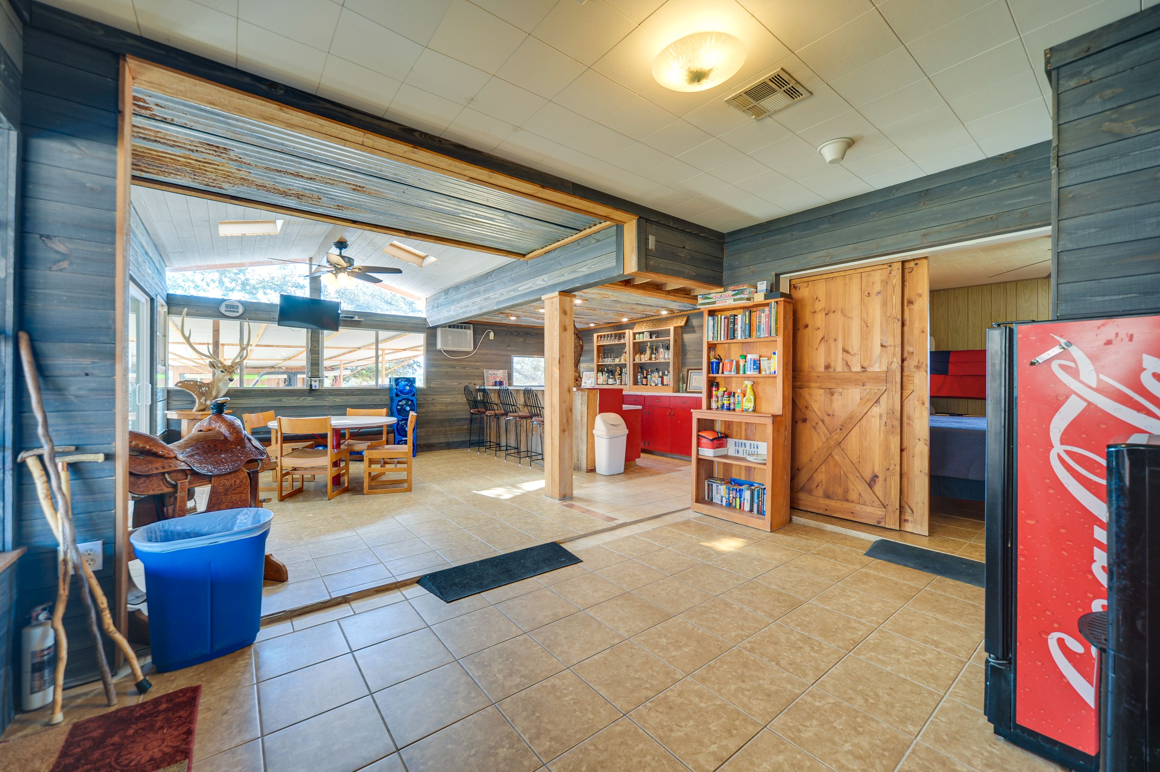 Entertainment Room | Table & Bar Seating
