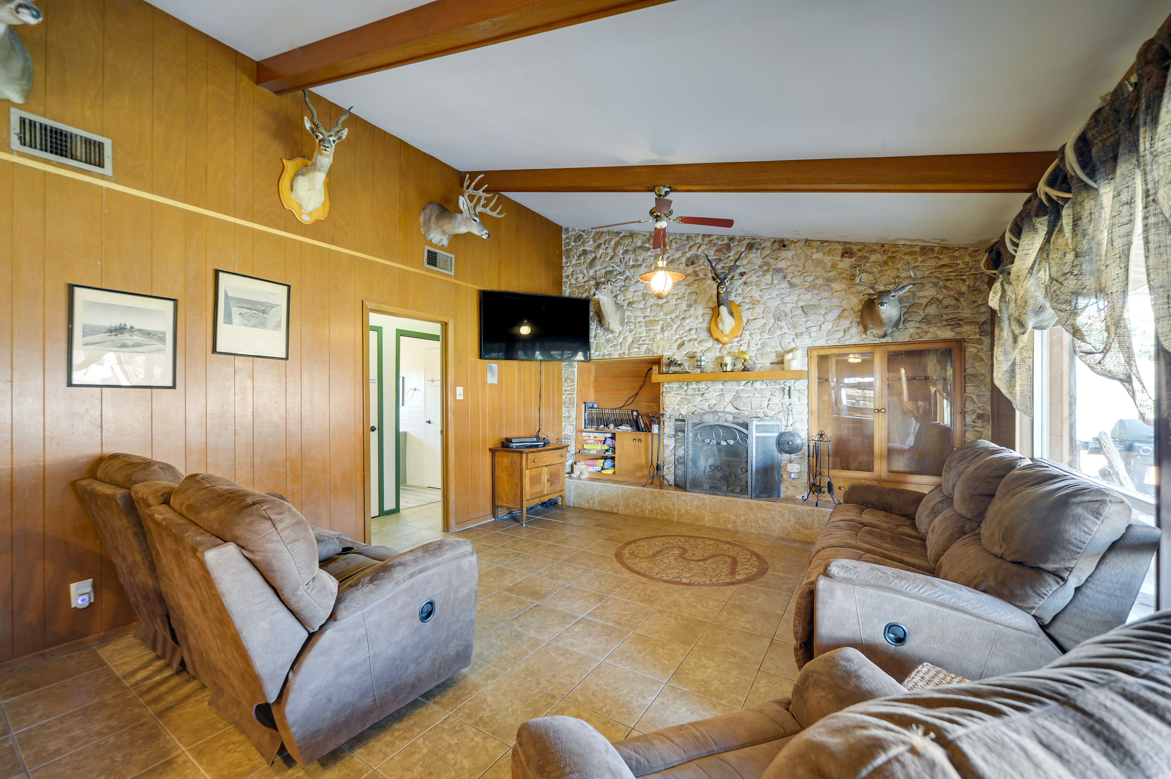 Living Room | Central A/C & Heating | Free WiFi