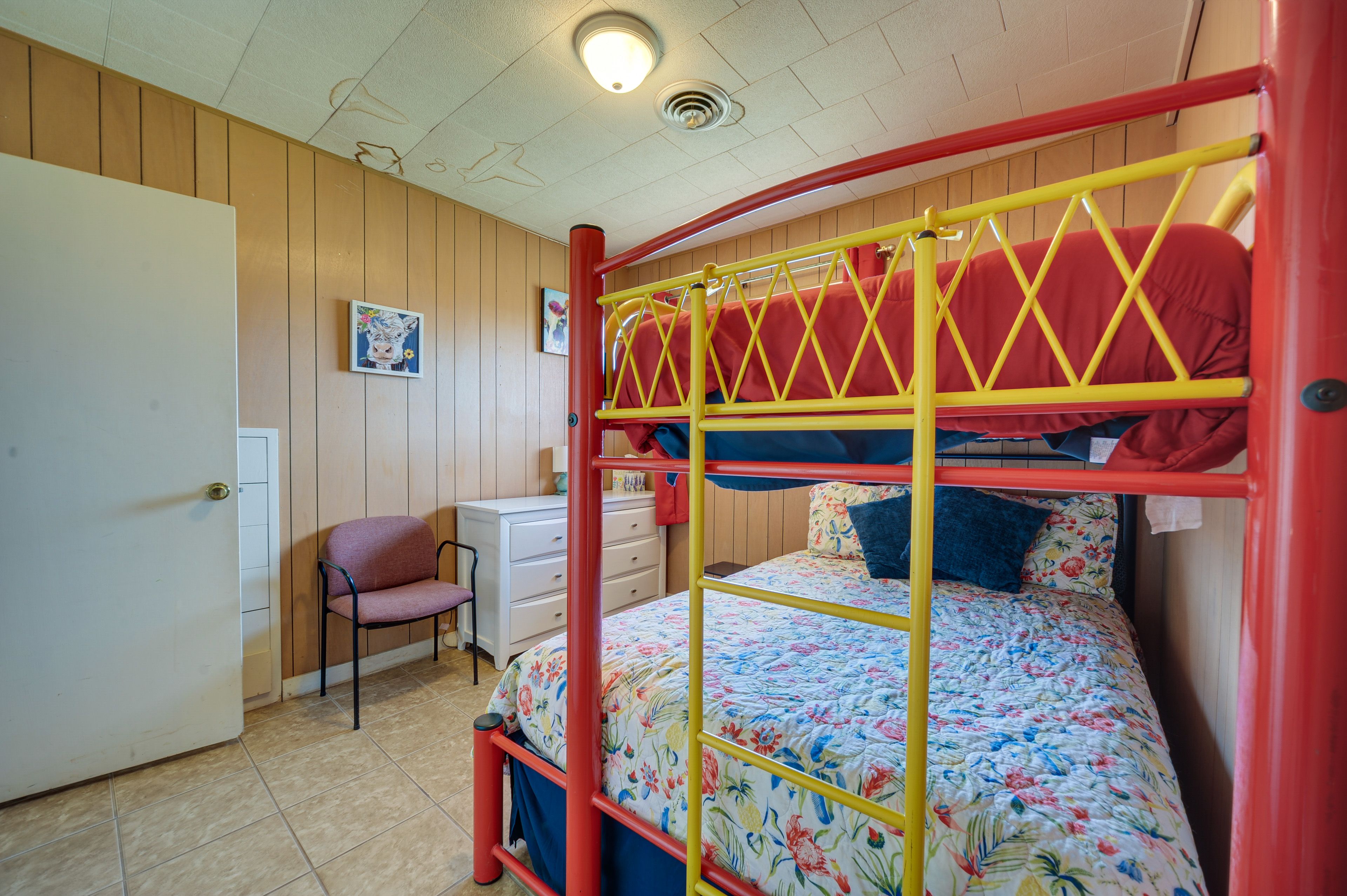 Bedroom 2 | Twin/Full Bunk Bed