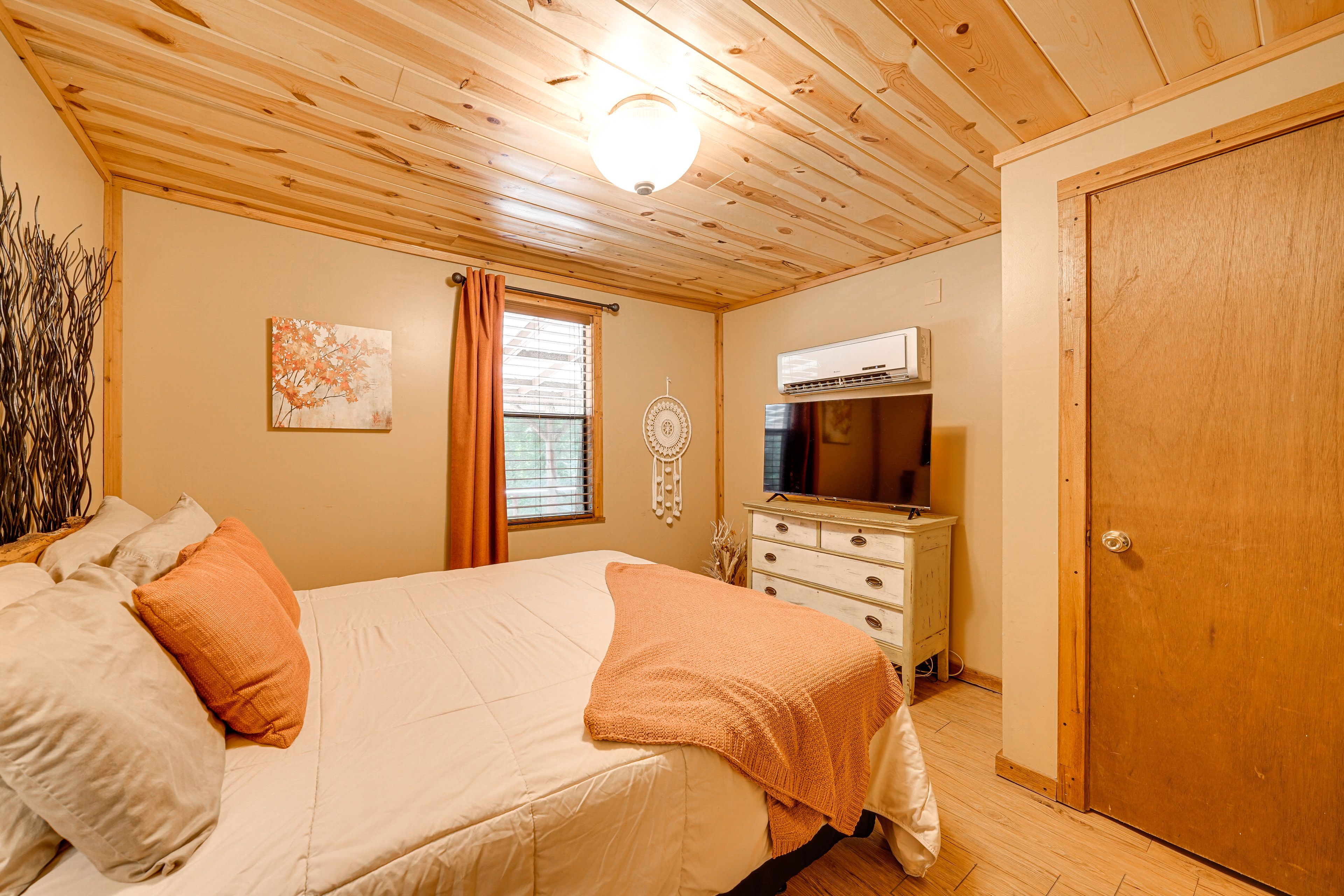 Bedroom | Queen Bed | Linens Provided