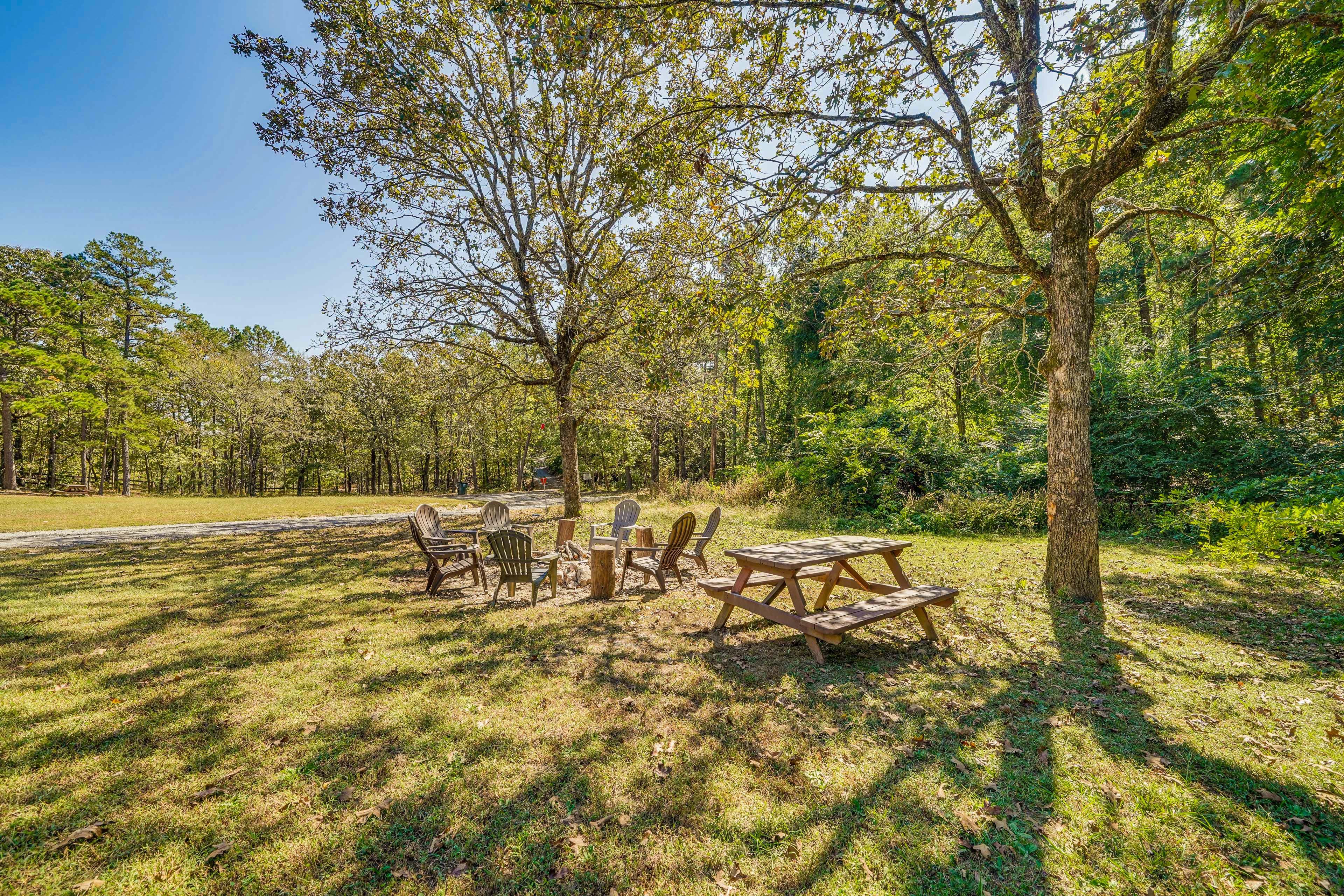 Yard | Fire Pit | Outdoor Dining Area