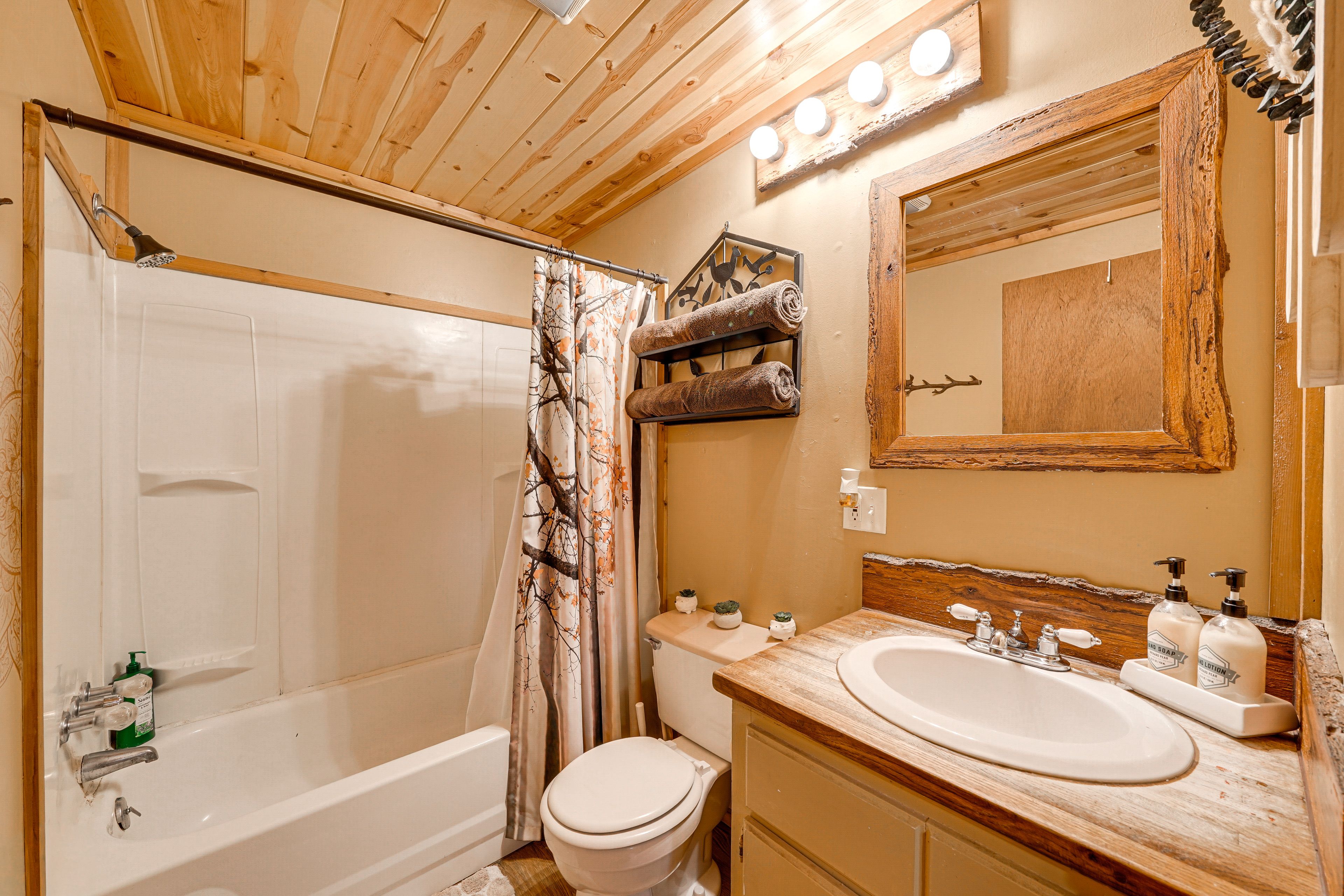 Full Bathroom | Complimentary Toiletries | Towels Provided