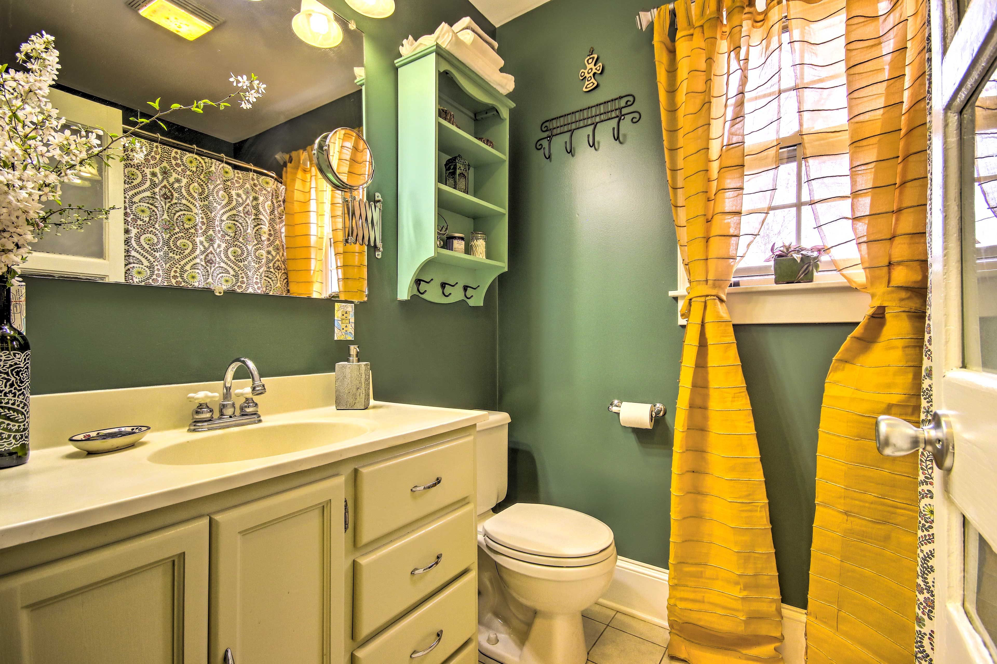 Full Bathroom | Complimentary Toiletries | Hair Dryer