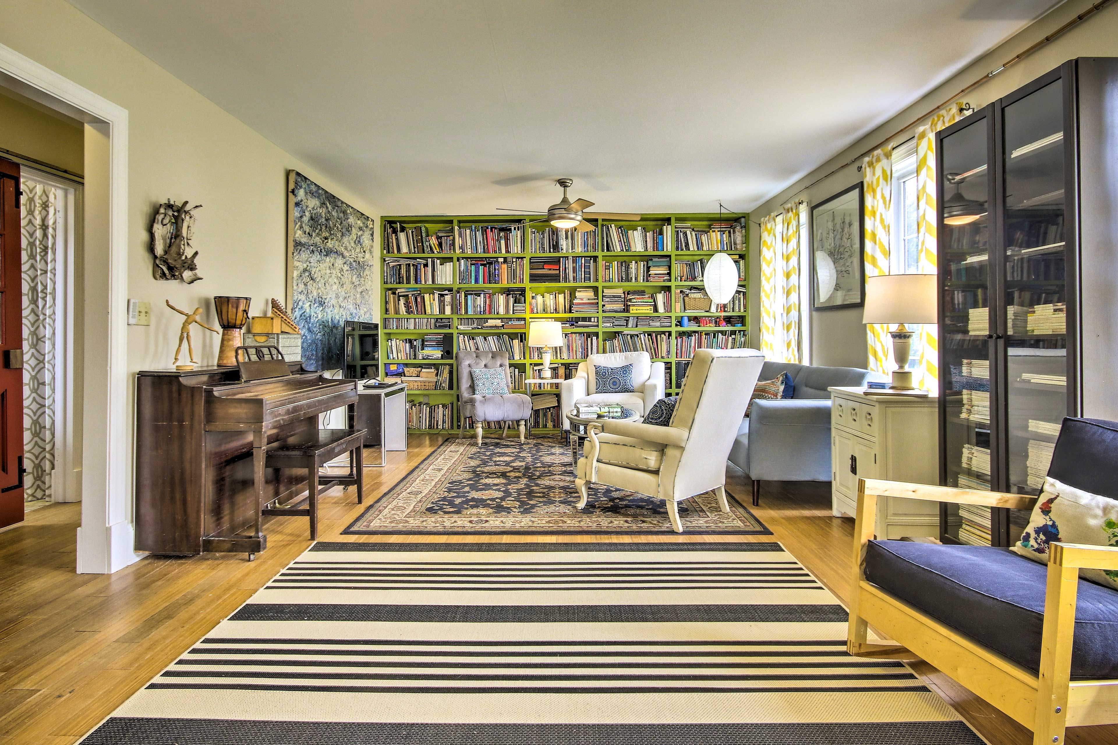 Living Room | Sleeper Sofa | Central A/C & Heating | Smart TV | Free WiFi