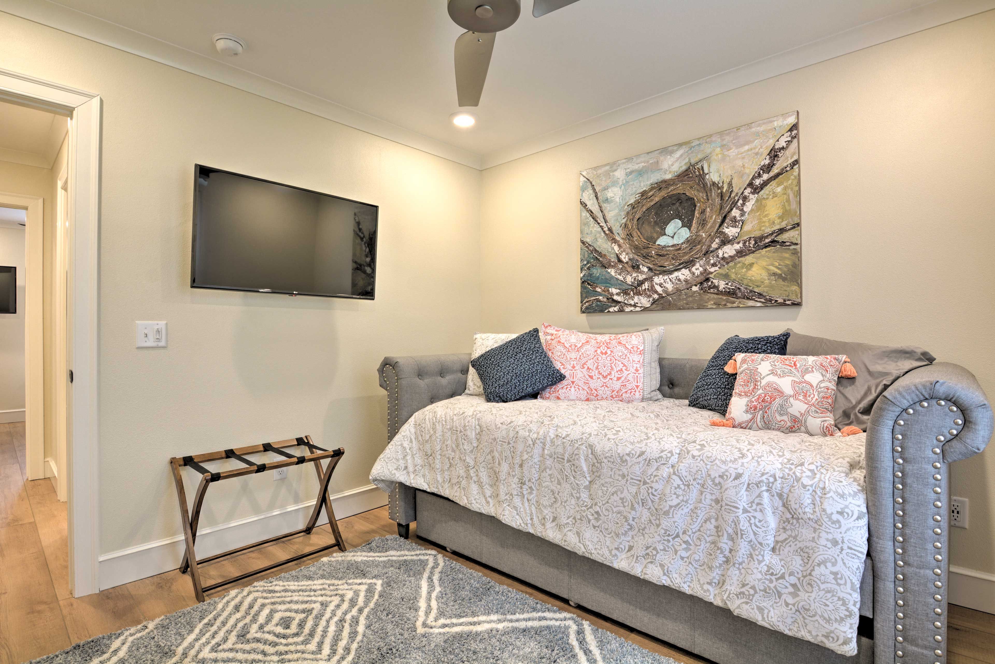 Bedroom 2 | Twin Daybed w/ Twin Trundle