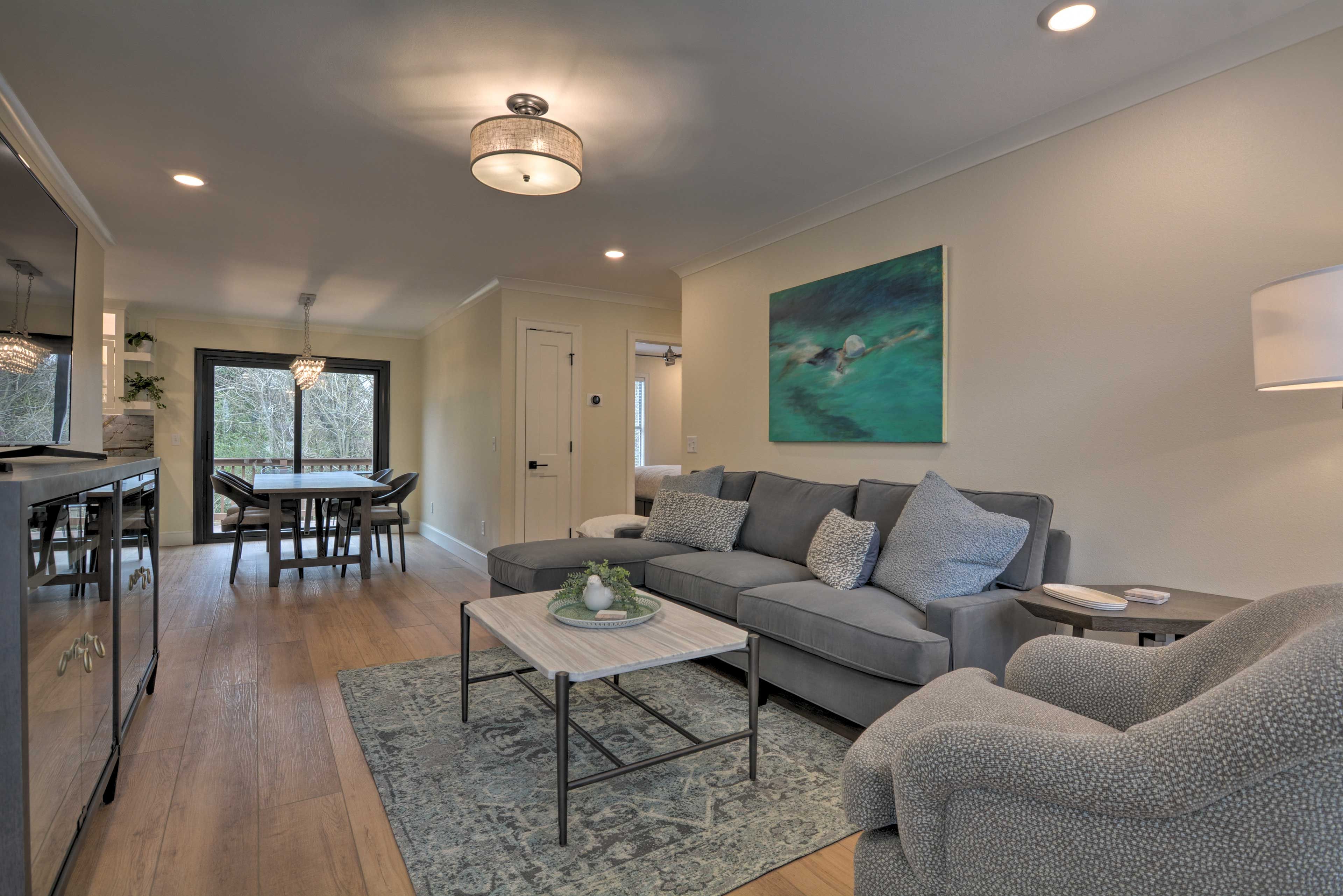 Living Room | Central A/C & Heating | Free WiFi