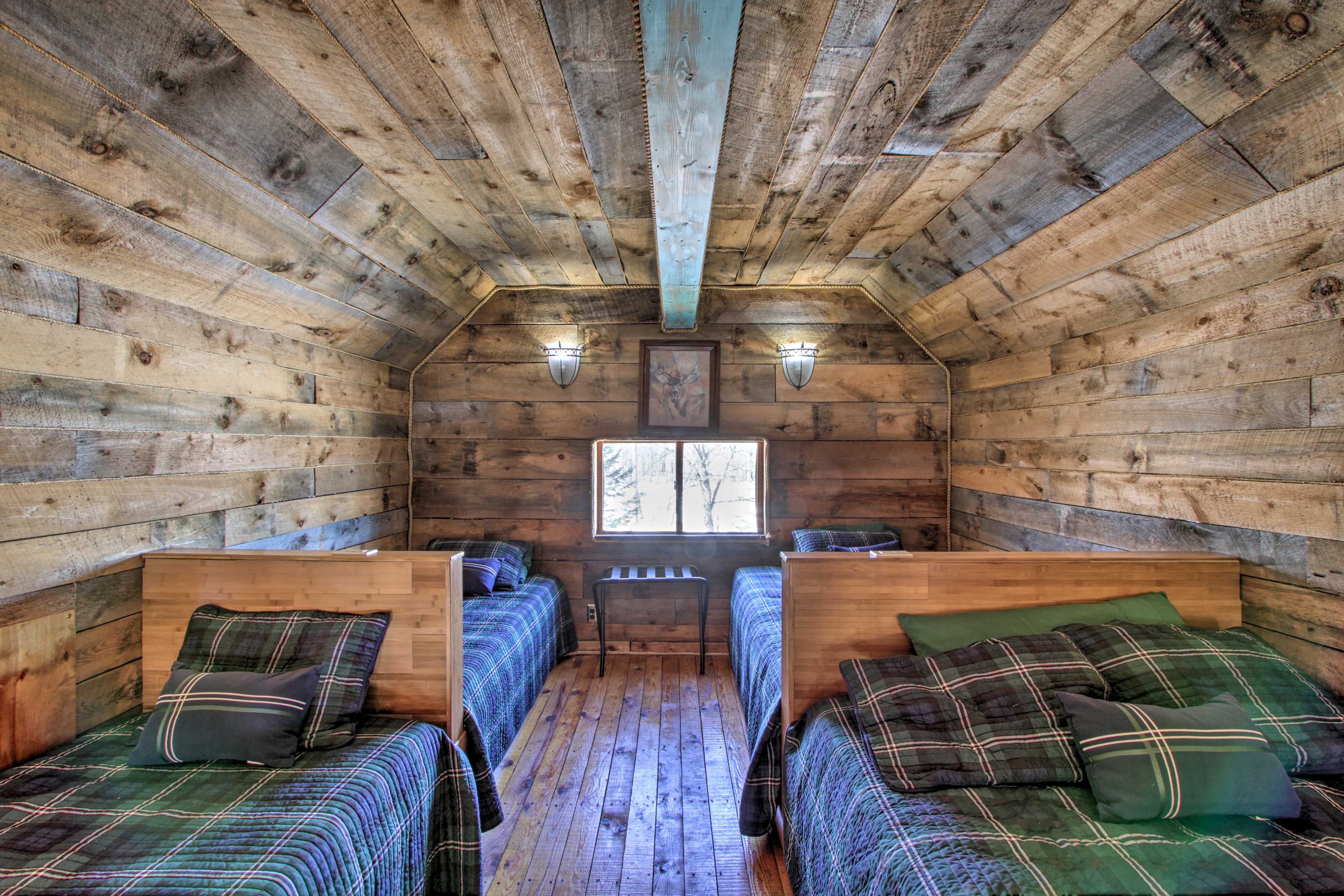 Loft | 2 Twin Beds | 2 Full Beds