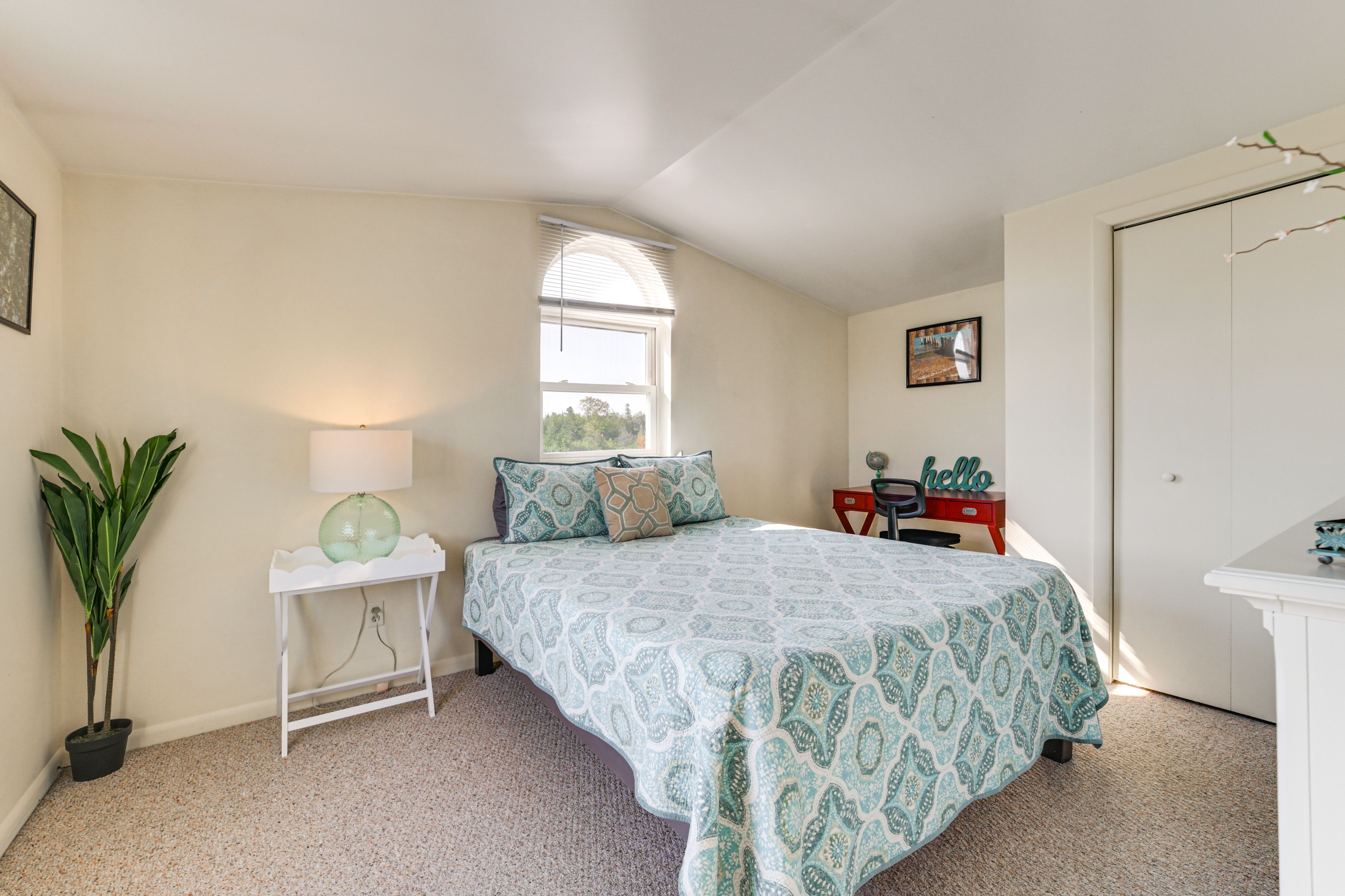 Bedroom | Queen Bed | Desk | Linens Provided