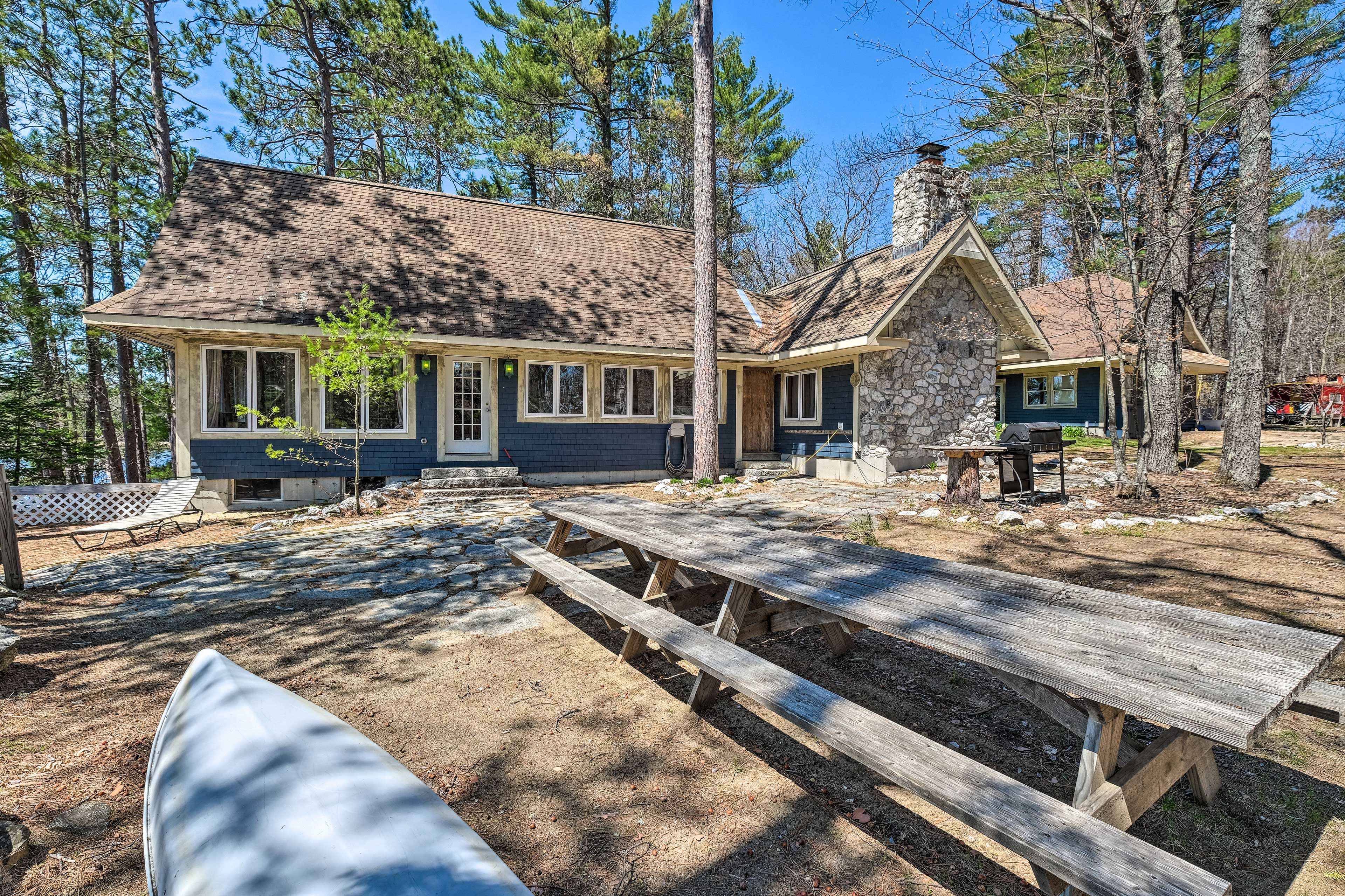 Outdoor Area | Gas Grill | Picnic Tables