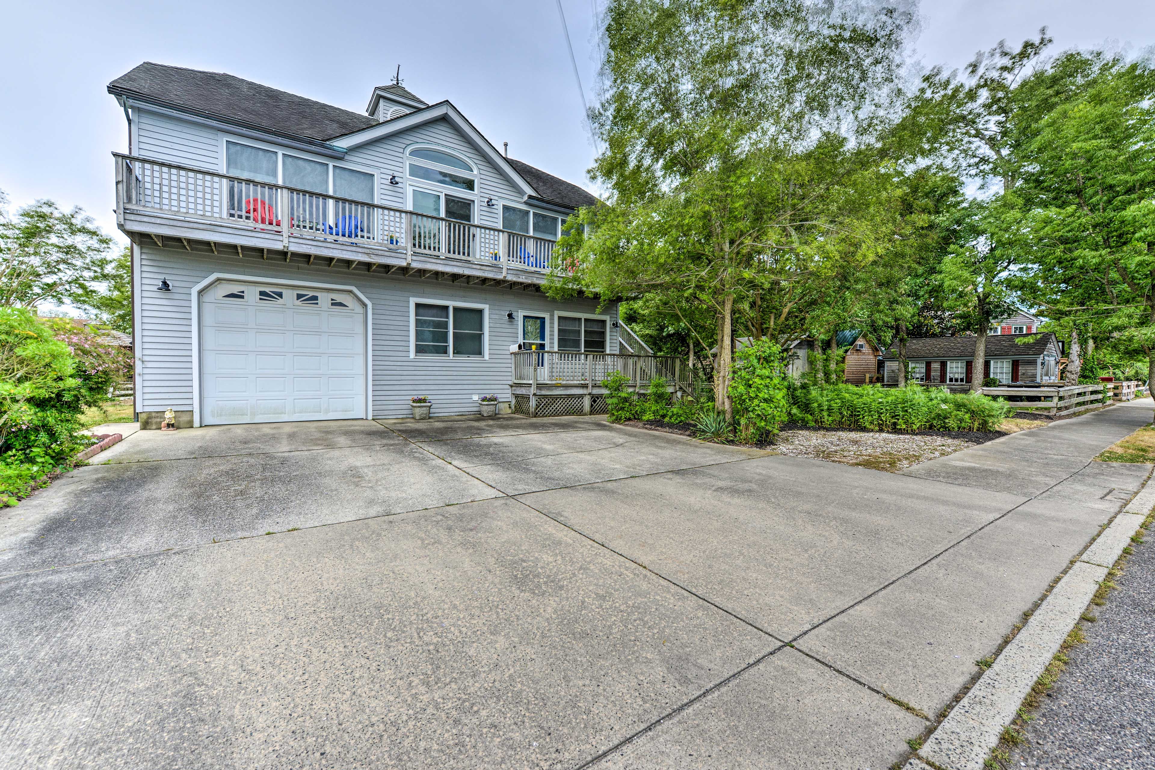 House Exterior | Top-Floor Condo | Driveway Parking (1 Vehicle)