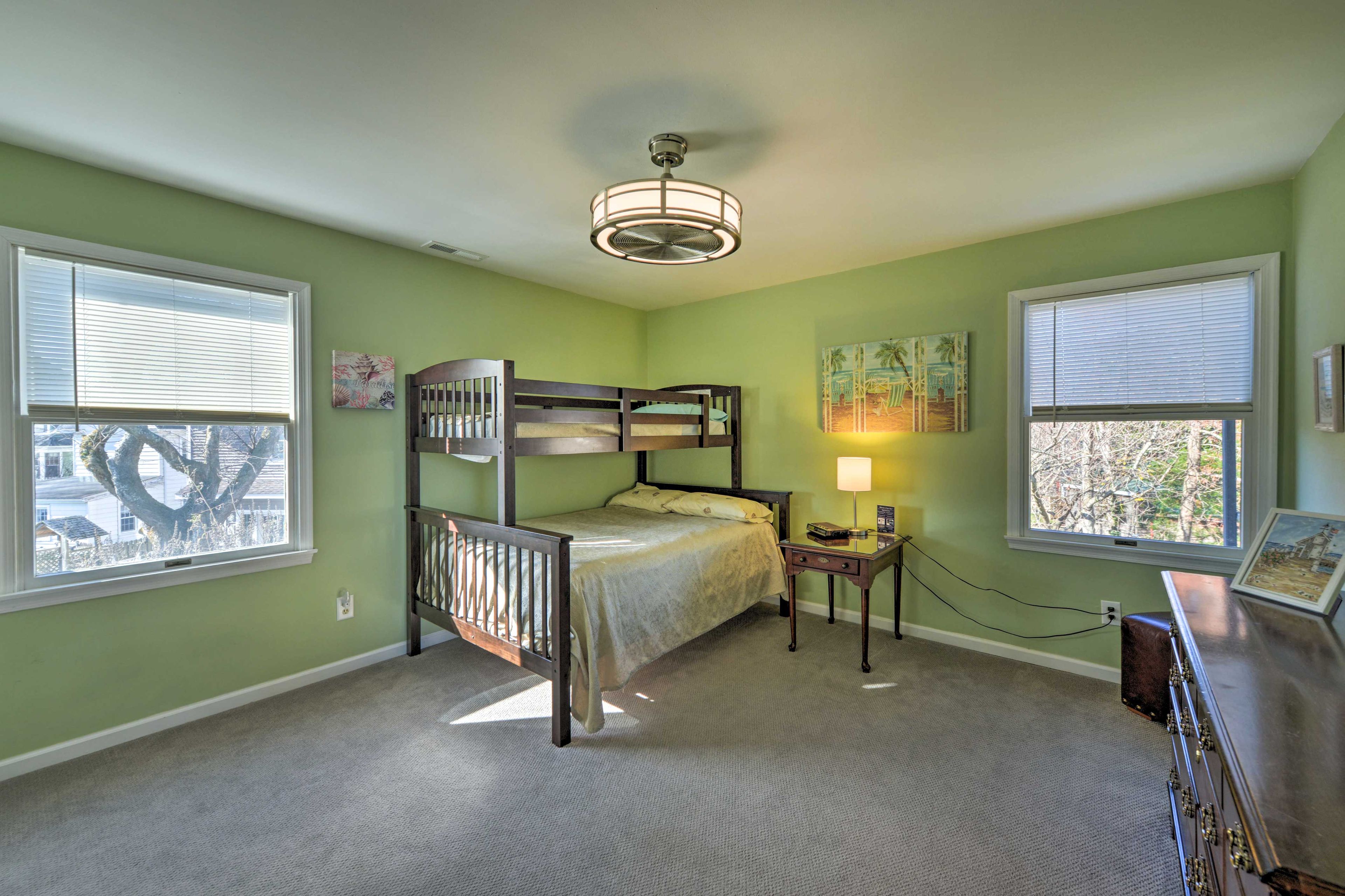 Bedroom 2 | Twin/Full Bunk Bed