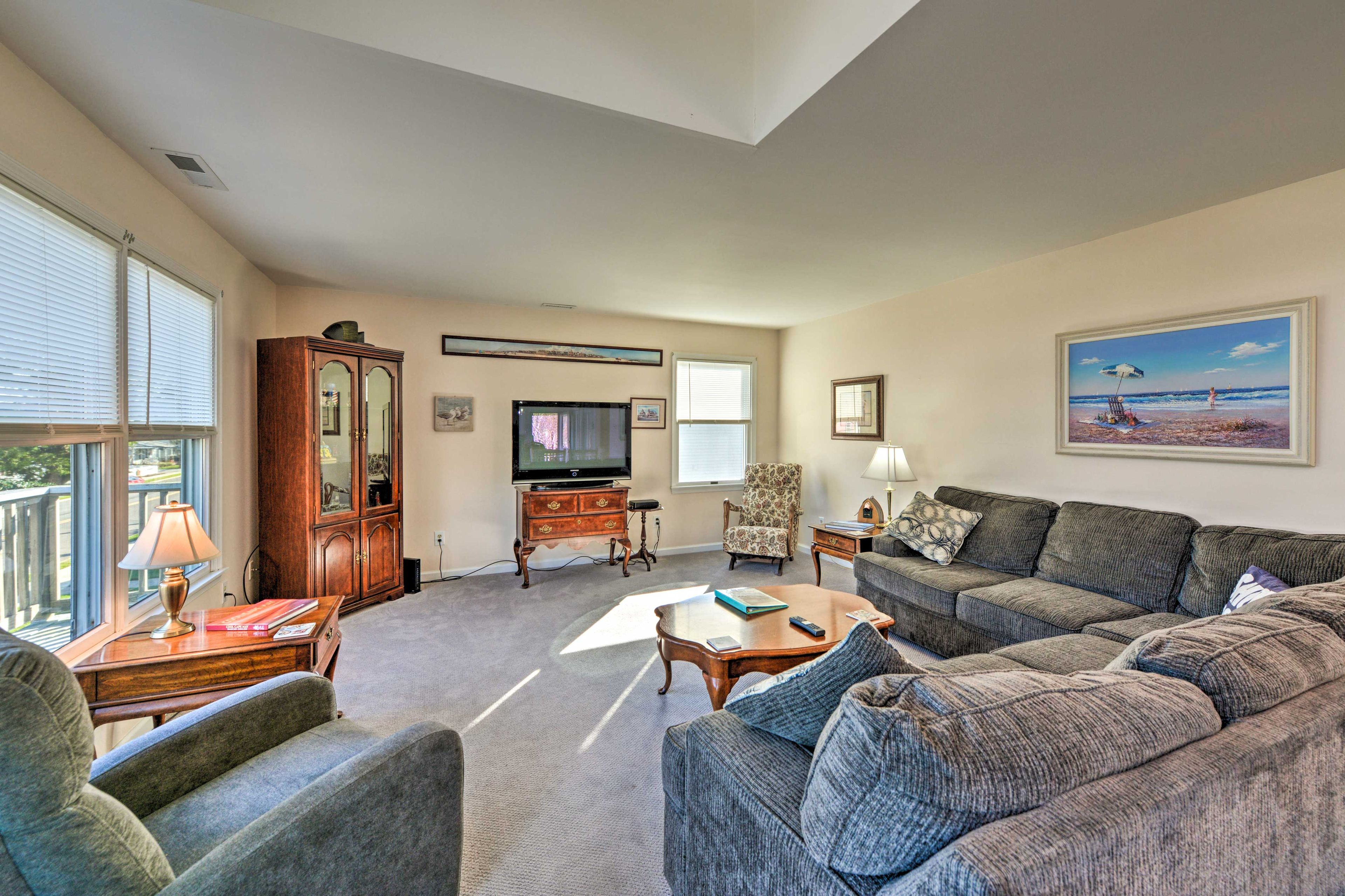 Living Room | Free WiFi | Central A/C & Heat