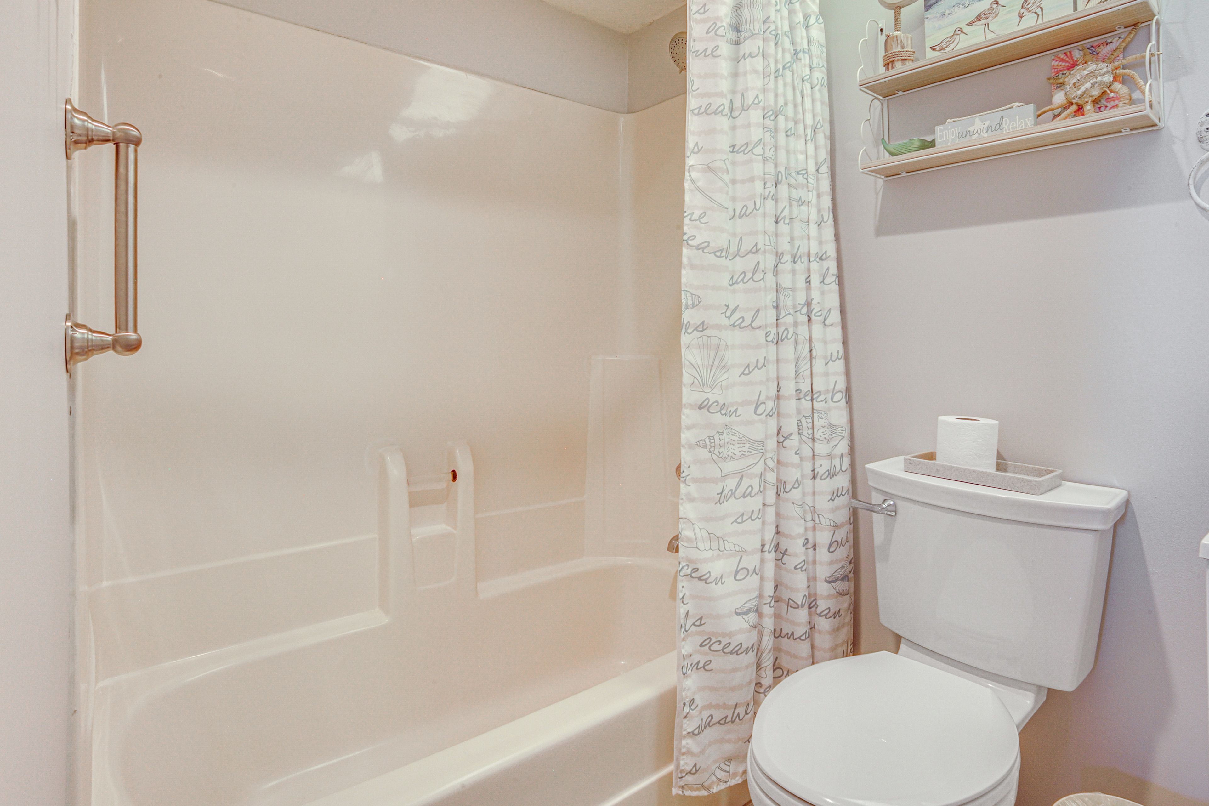 Full Bathroom | Towels Provided
