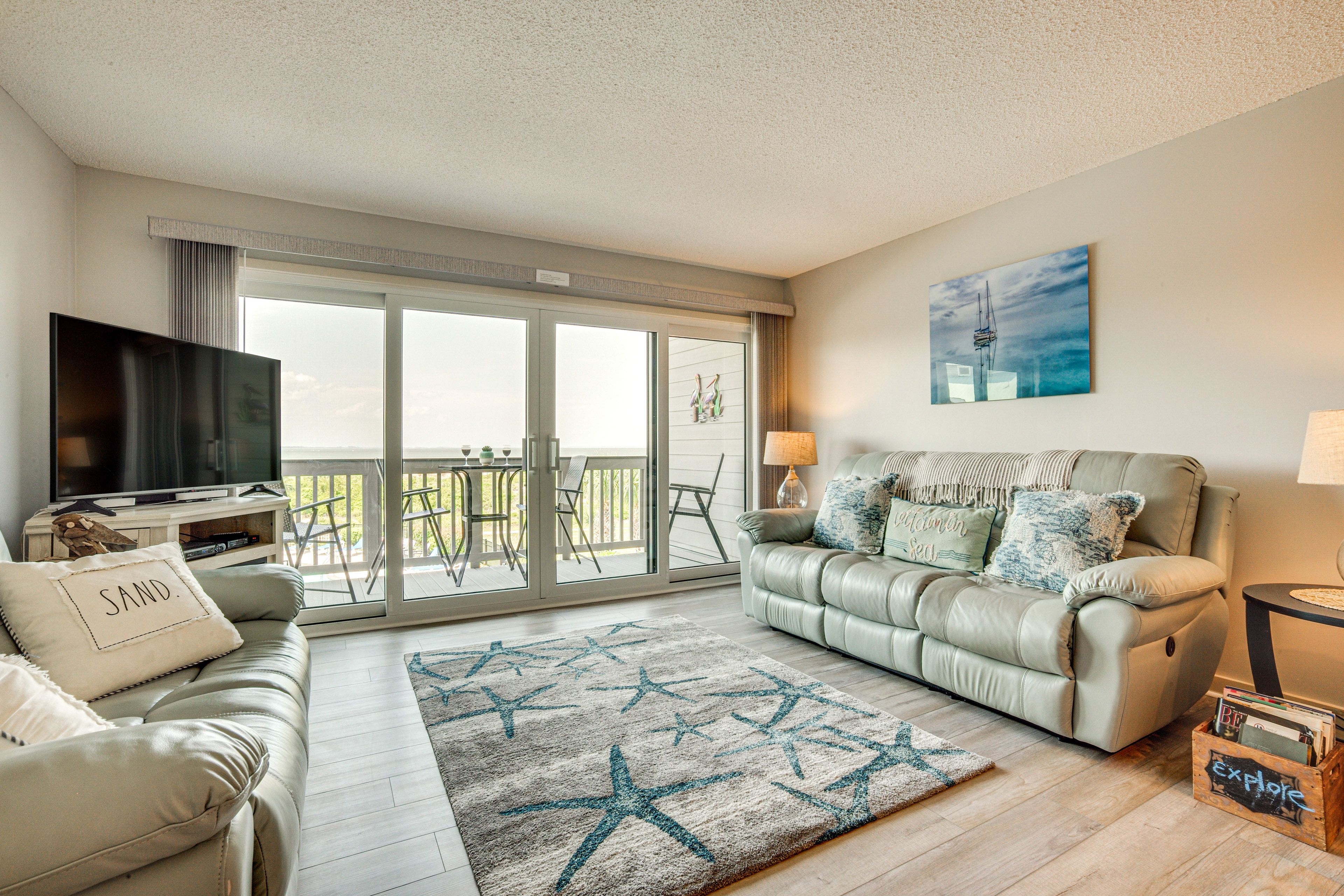 Living Room | Smart TV | DVD Player | Electric Fireplace | Ocean Views