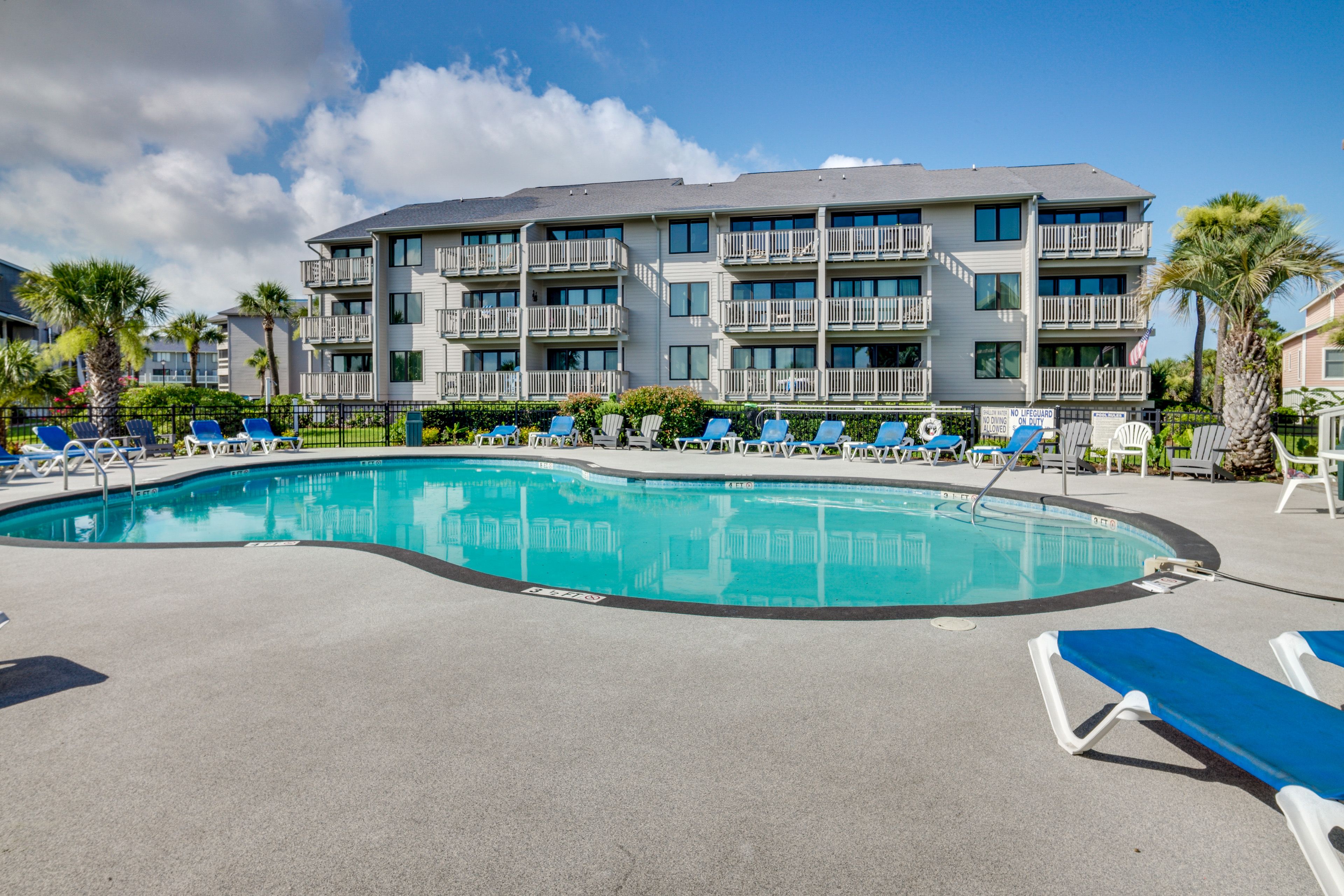 The Harbor Island Beach & Racquet Club | Community Amenities | 3 Pools