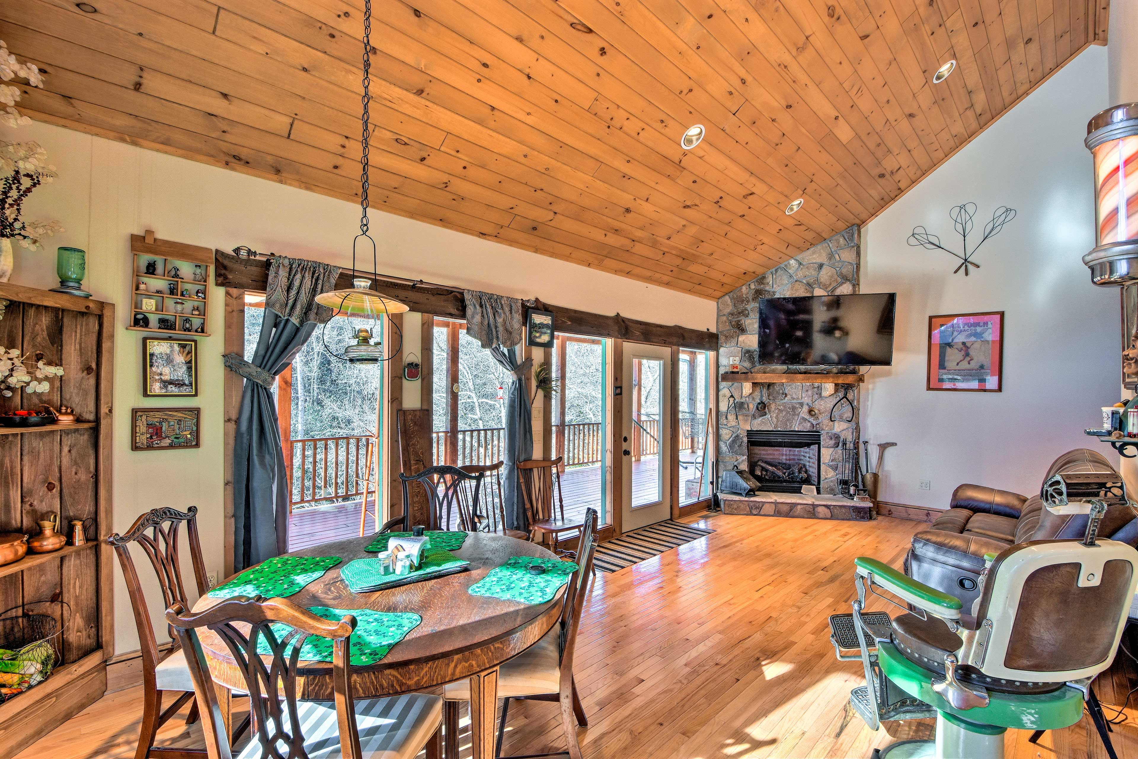 Dining Table | Dishware & Flatware Provided