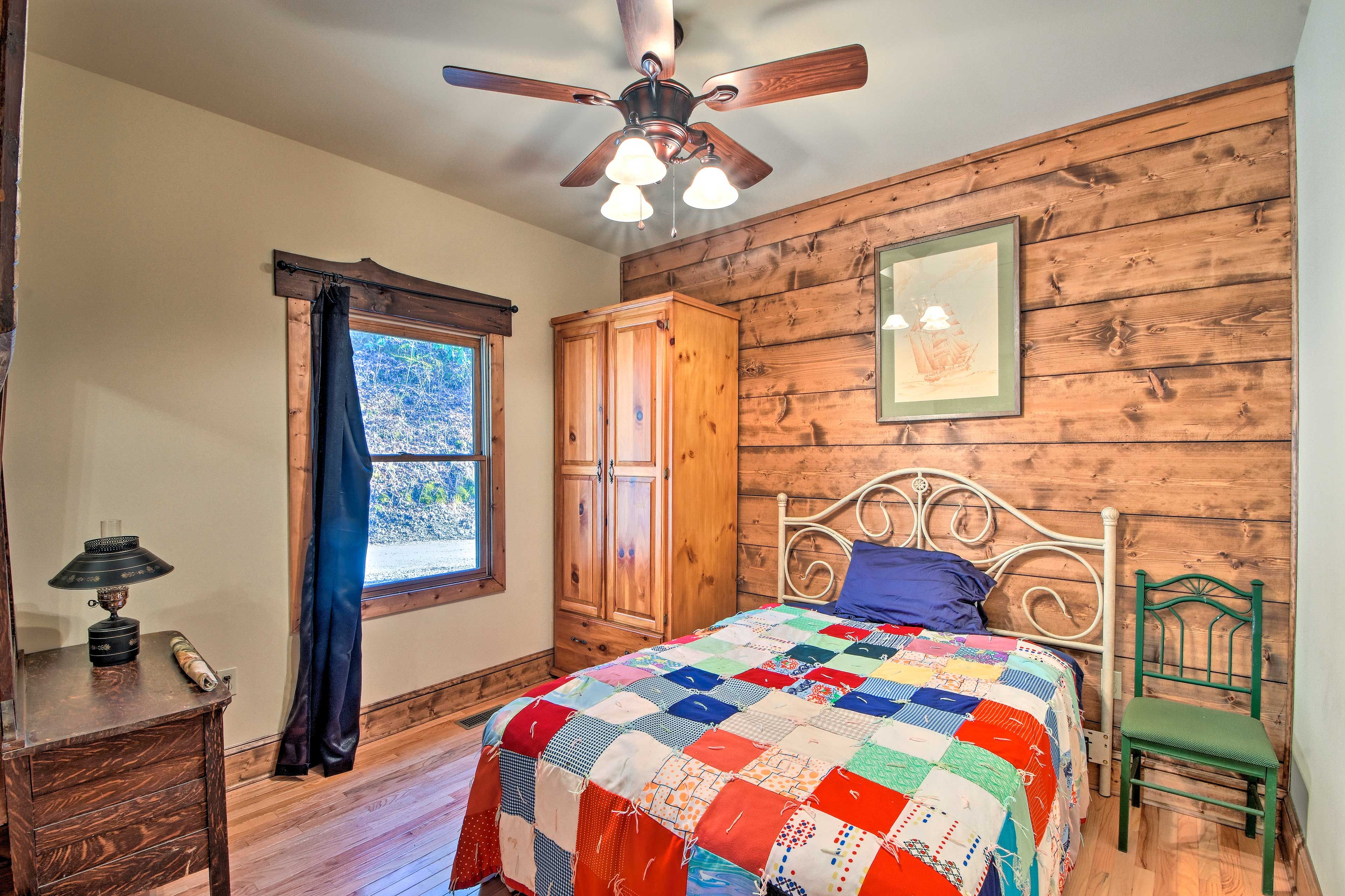 Bedroom 2 | Queen Bed