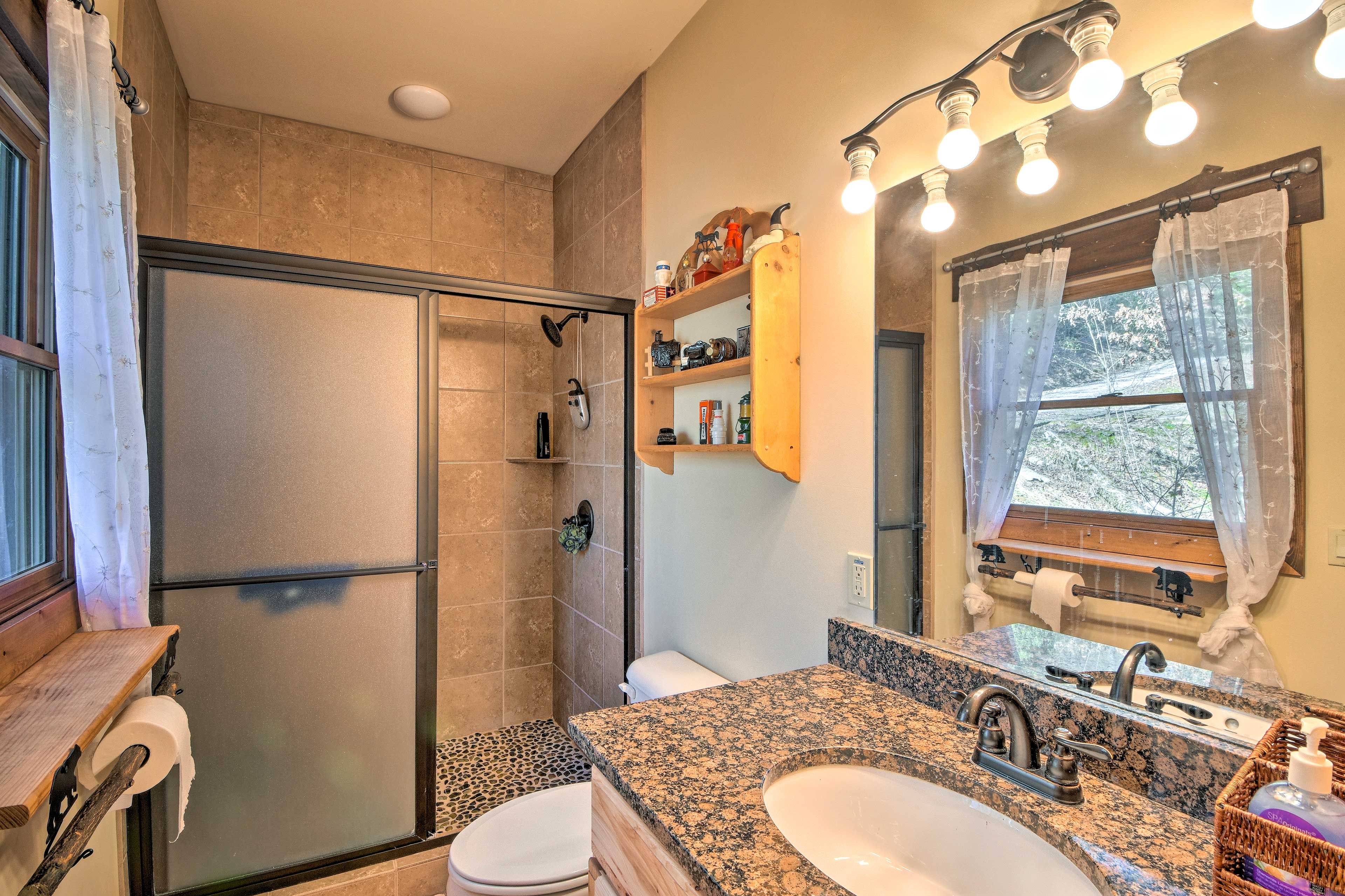 Full Bathroom | Towels Provided