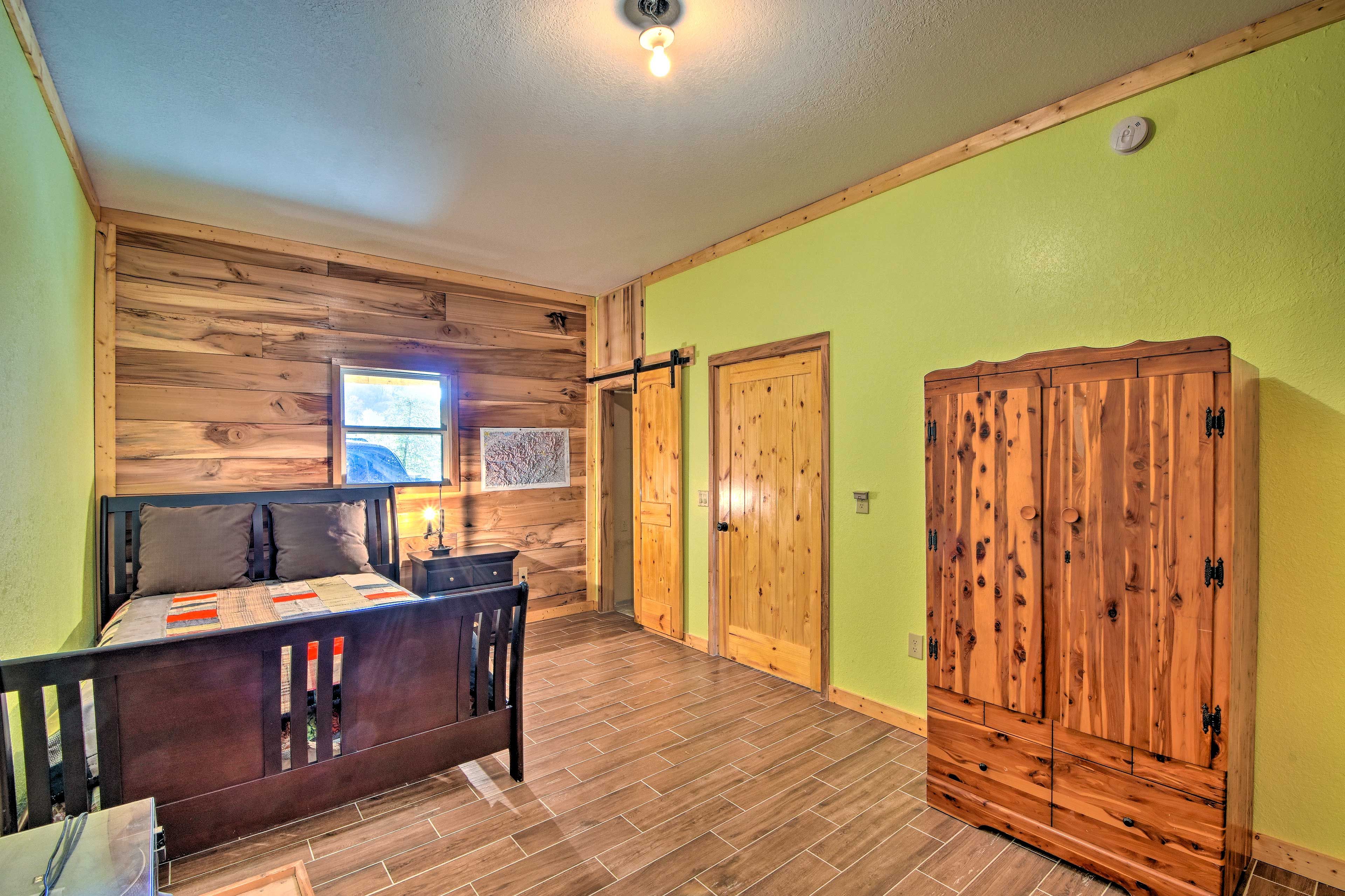 Bedroom 3 | Queen Bed | Full Bed