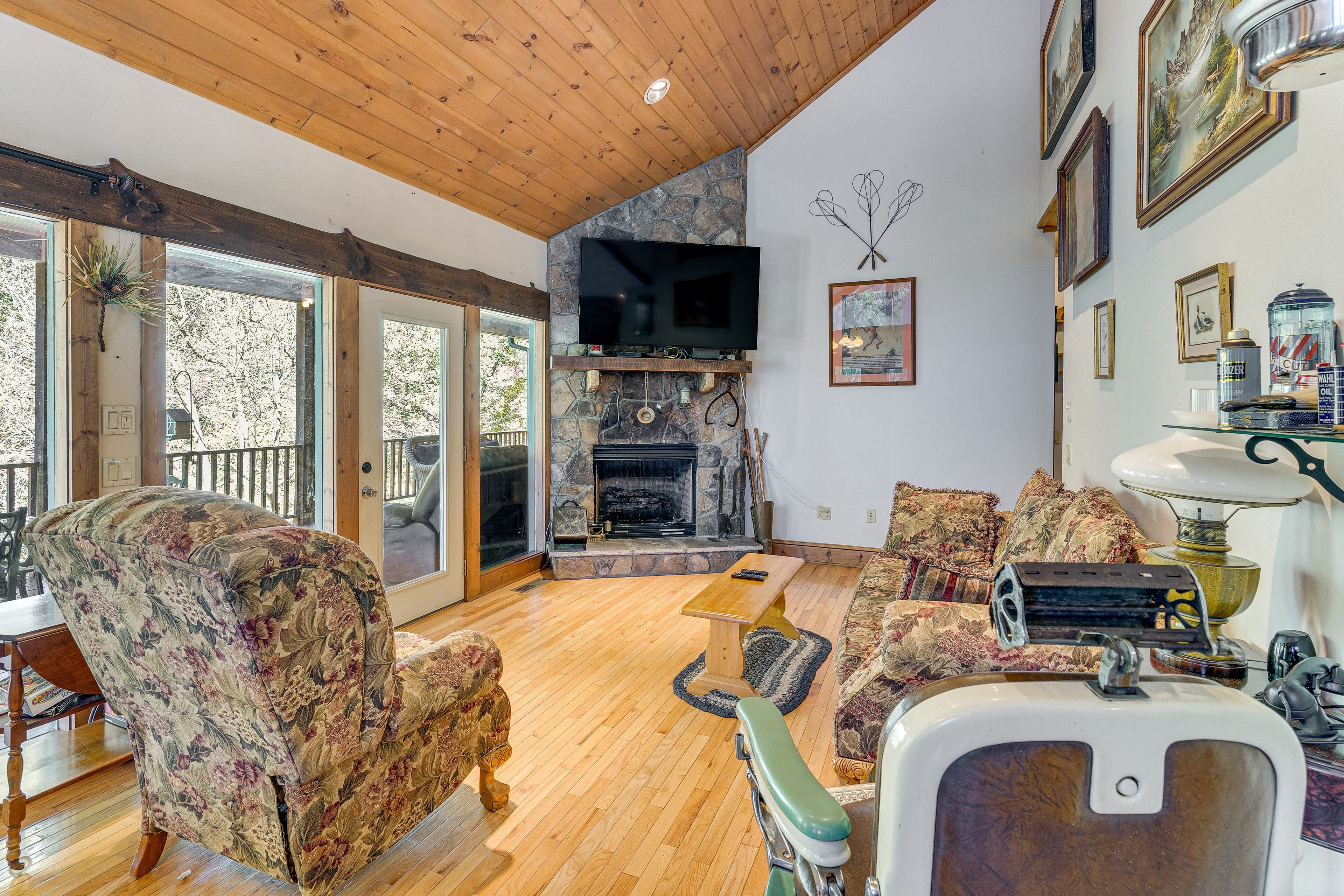 Living Room | Smart TV | Free WiFi | Central A/C & Heating