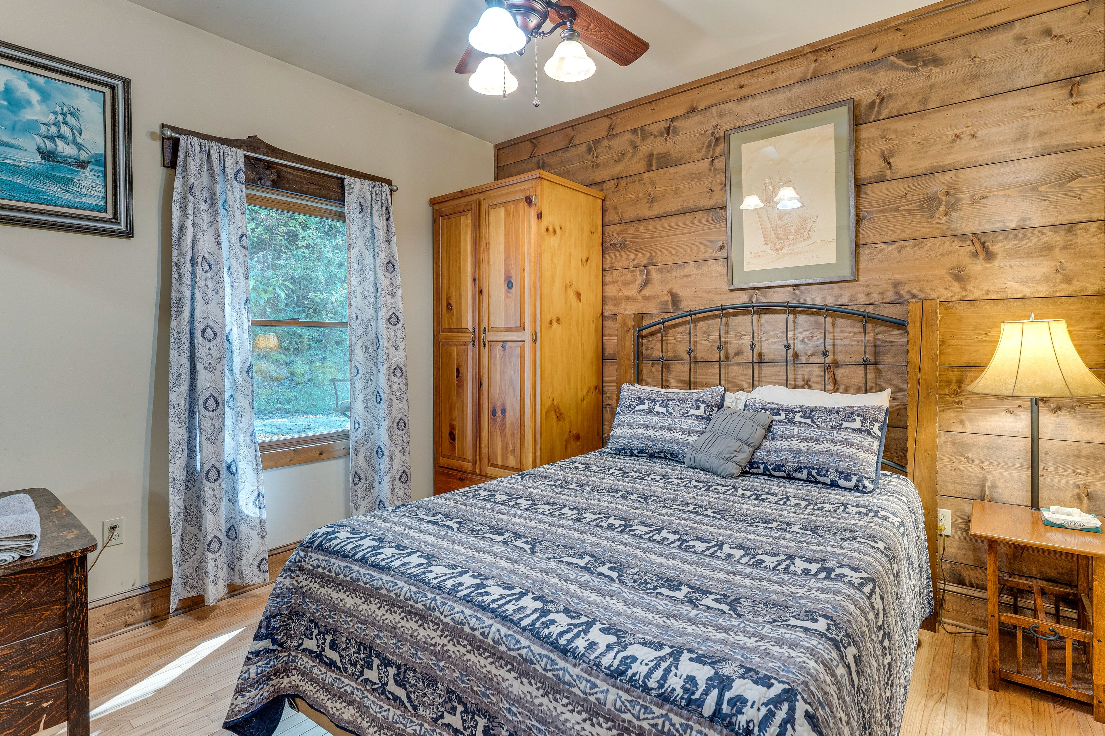 Bedroom 2 | Queen Bed