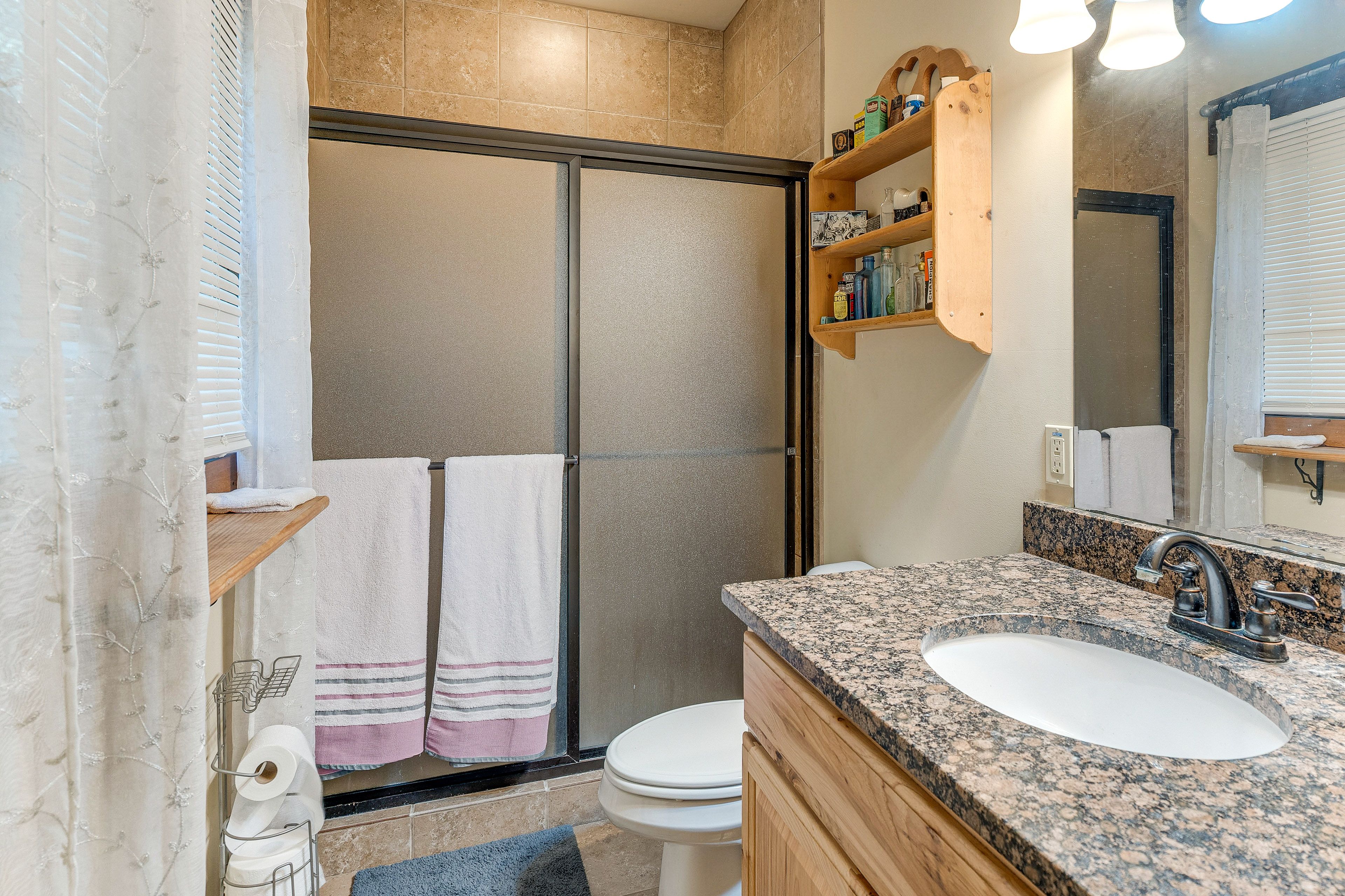 Full Bathroom | Towels Provided