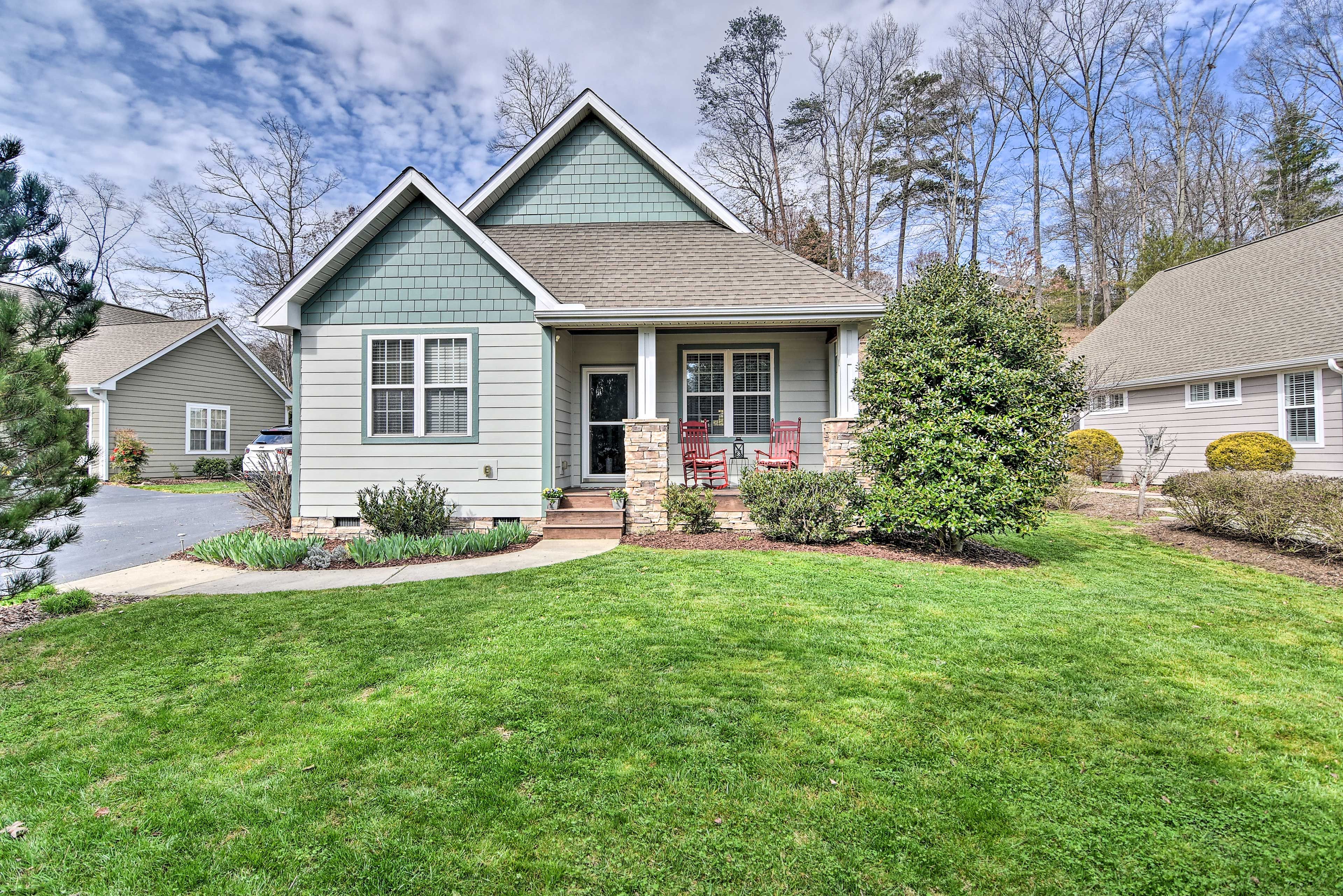 This home has a well-manicured lawn and is just 7 miles from Asheville!