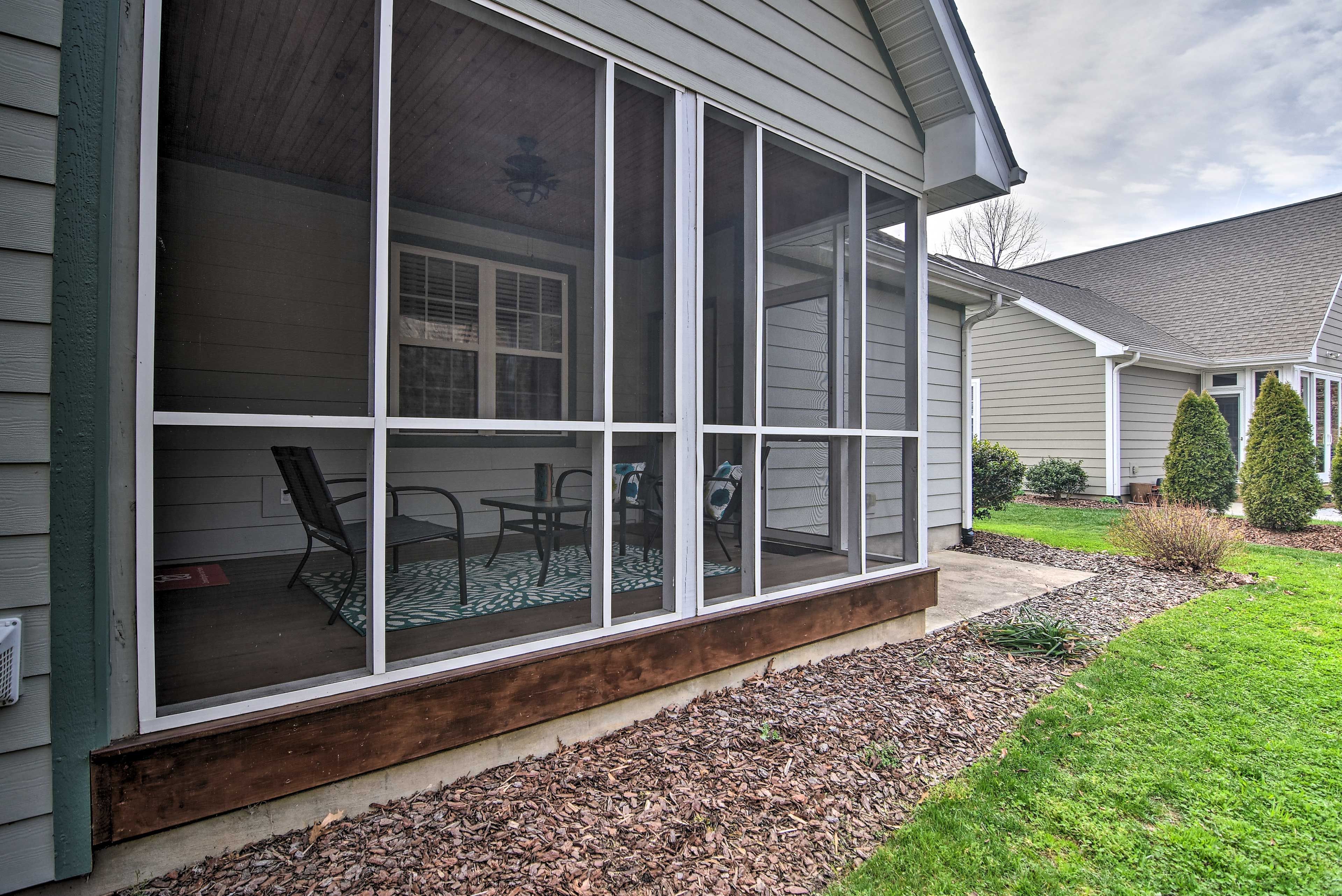 This home has a well-manicured yard for tossing a Frisbee!