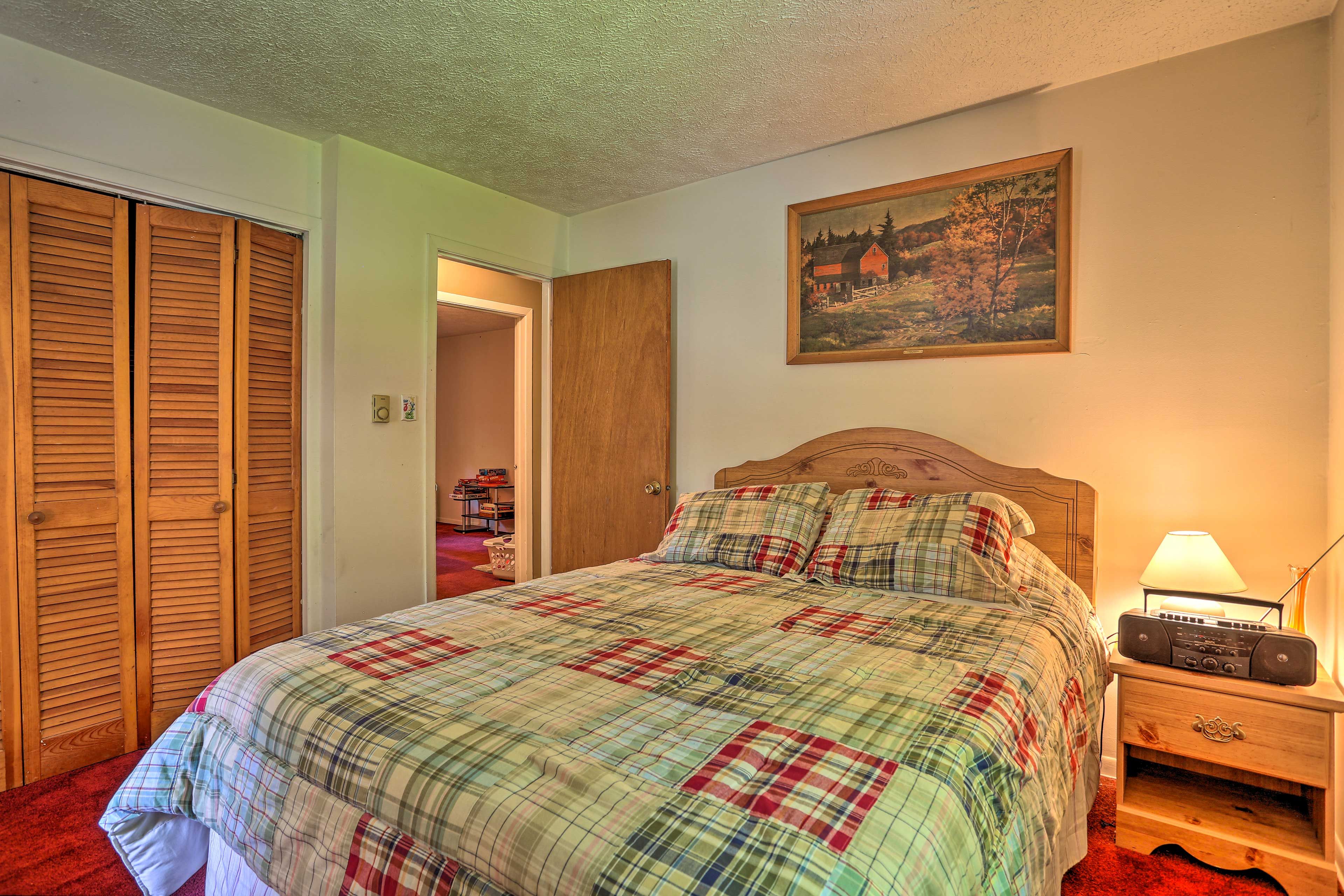 Fall asleep quickly in this queen-sized bed.
