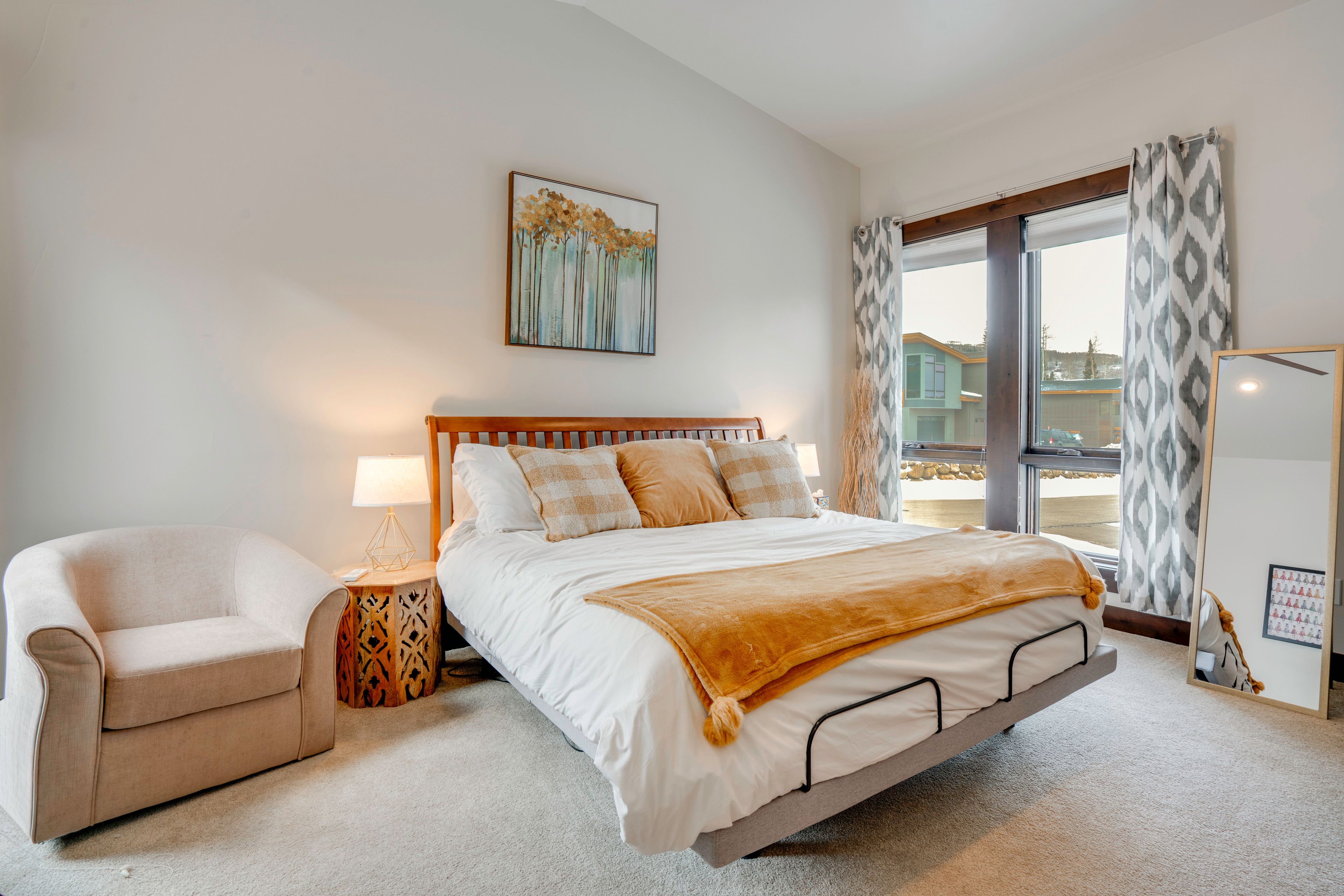 Bedroom 1 | King Bed | 1st Floor