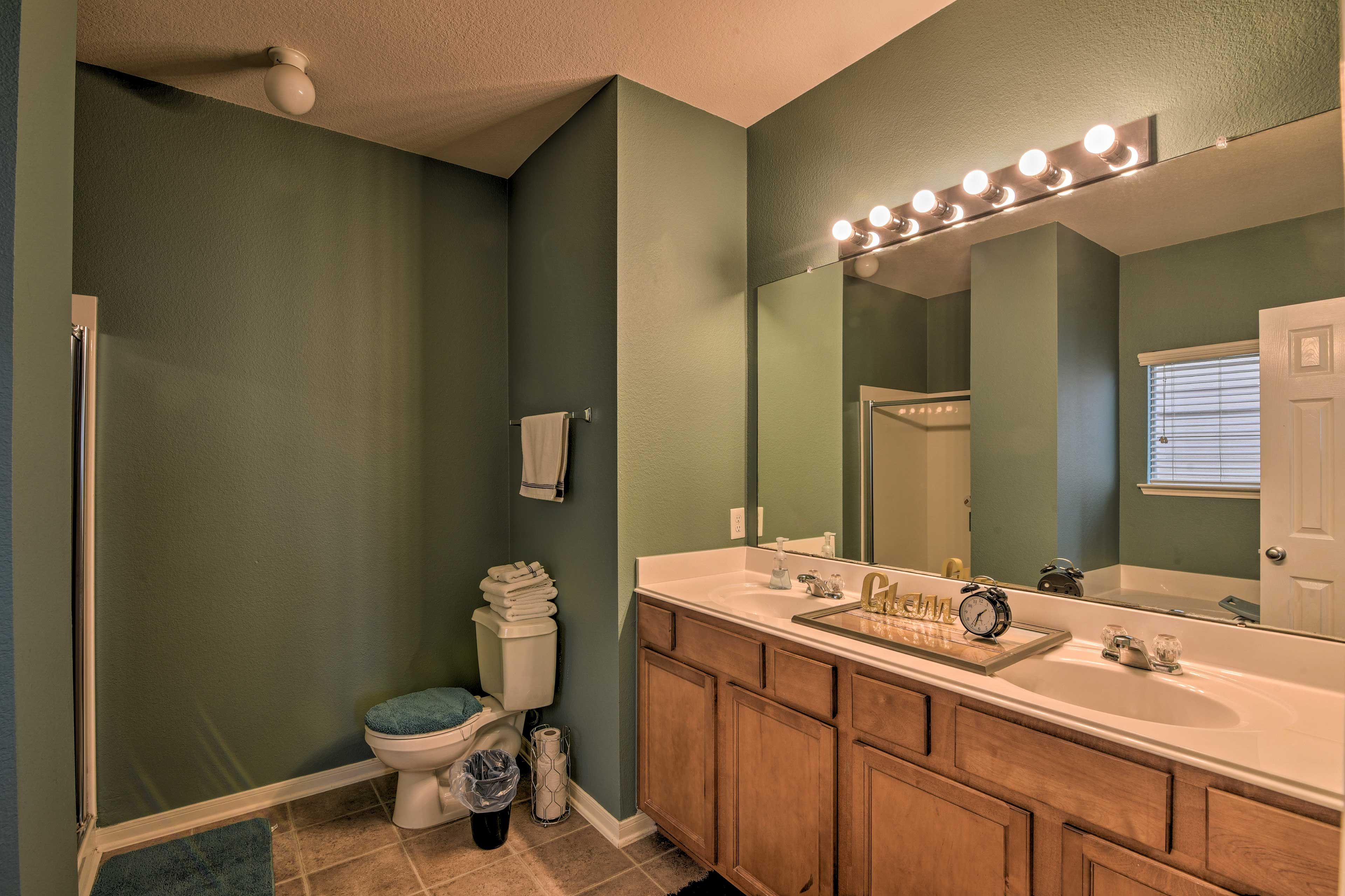 Full Bathroom | Dual Sinks | Walk-In Shower | Bathtub
