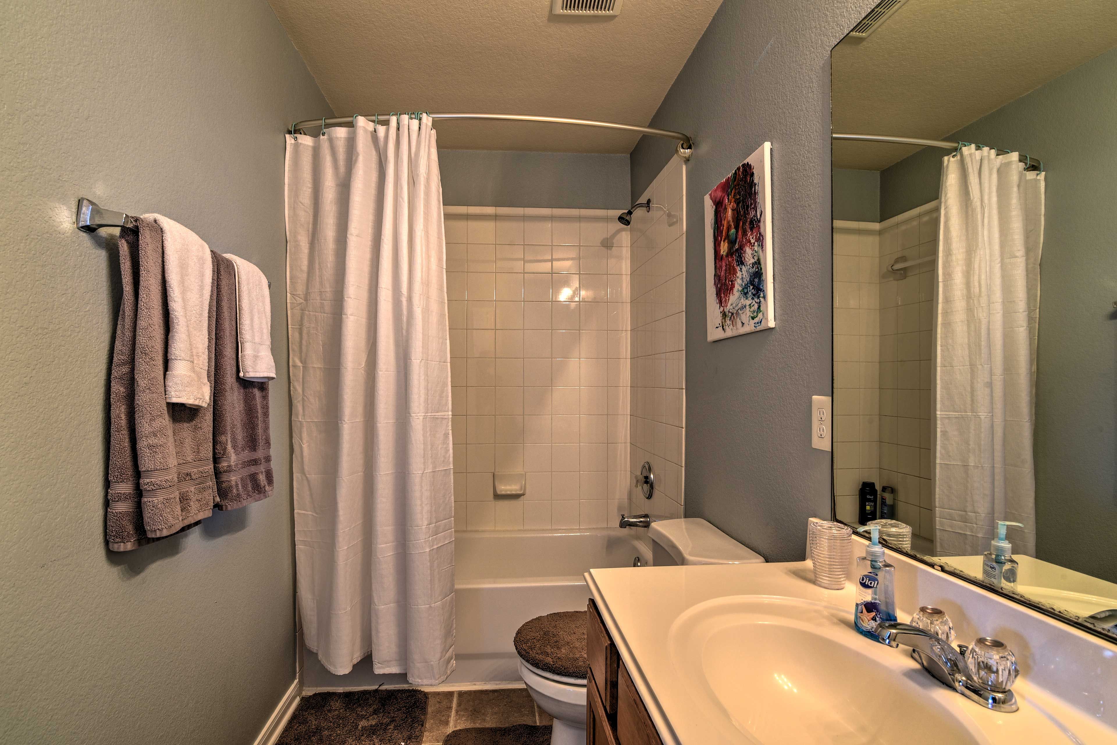 Full Bathroom | Shower/Tub Combo | Towels Provided