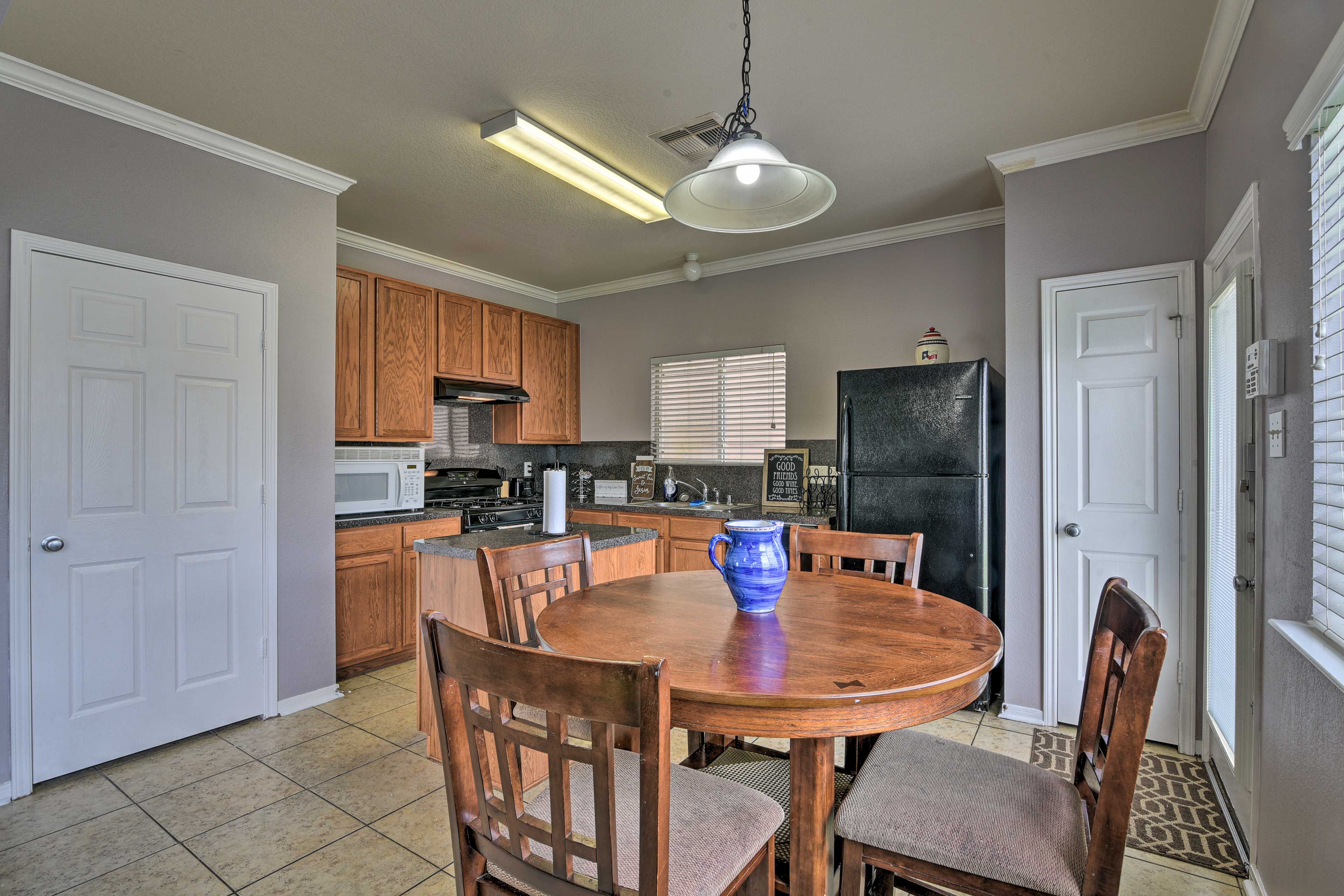 Fully Equipped Kitchen | Kitchen Table | Dishwasher | Coffee Maker | Island