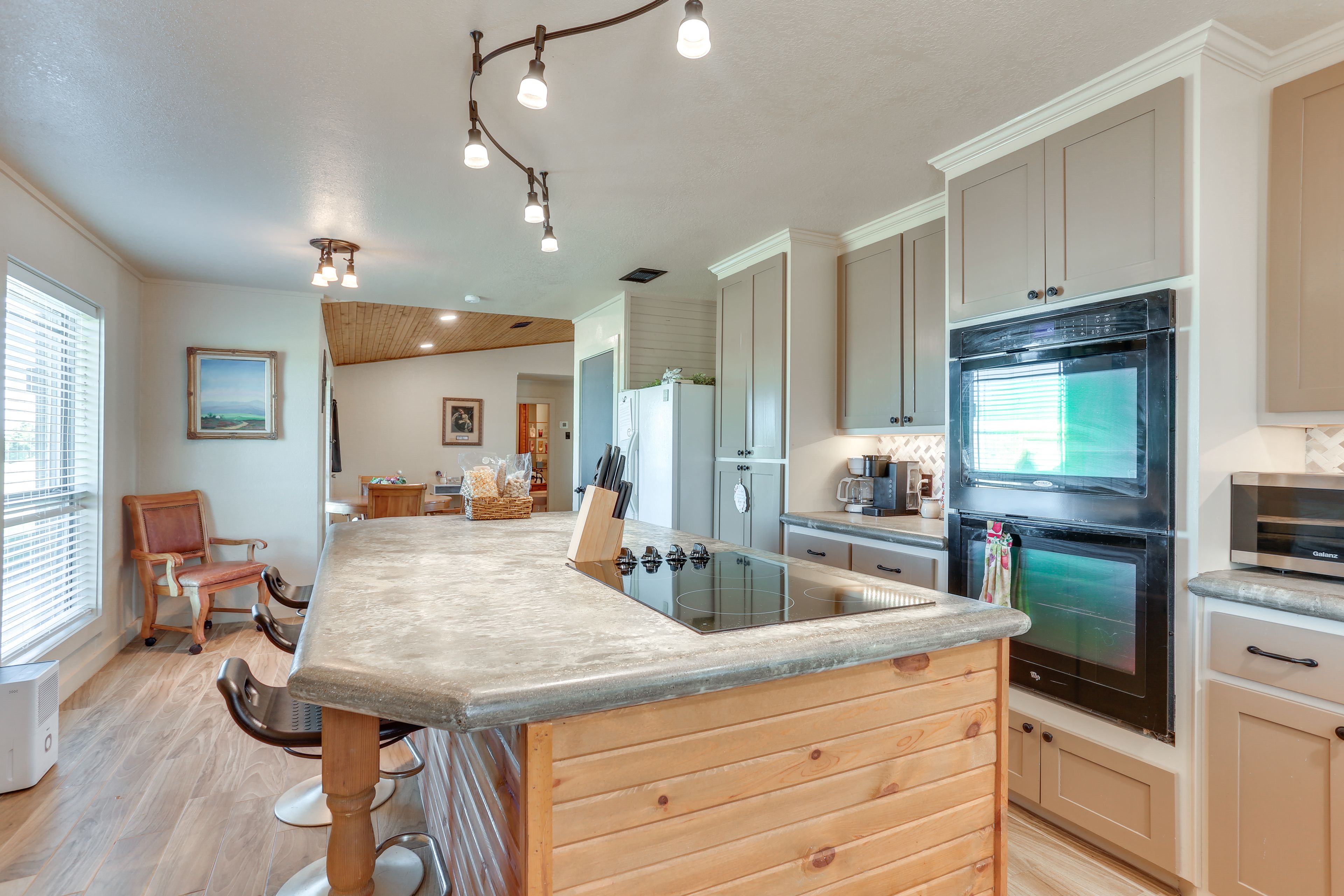 Kitchen | Fully Equipped w/ Cooking Basics