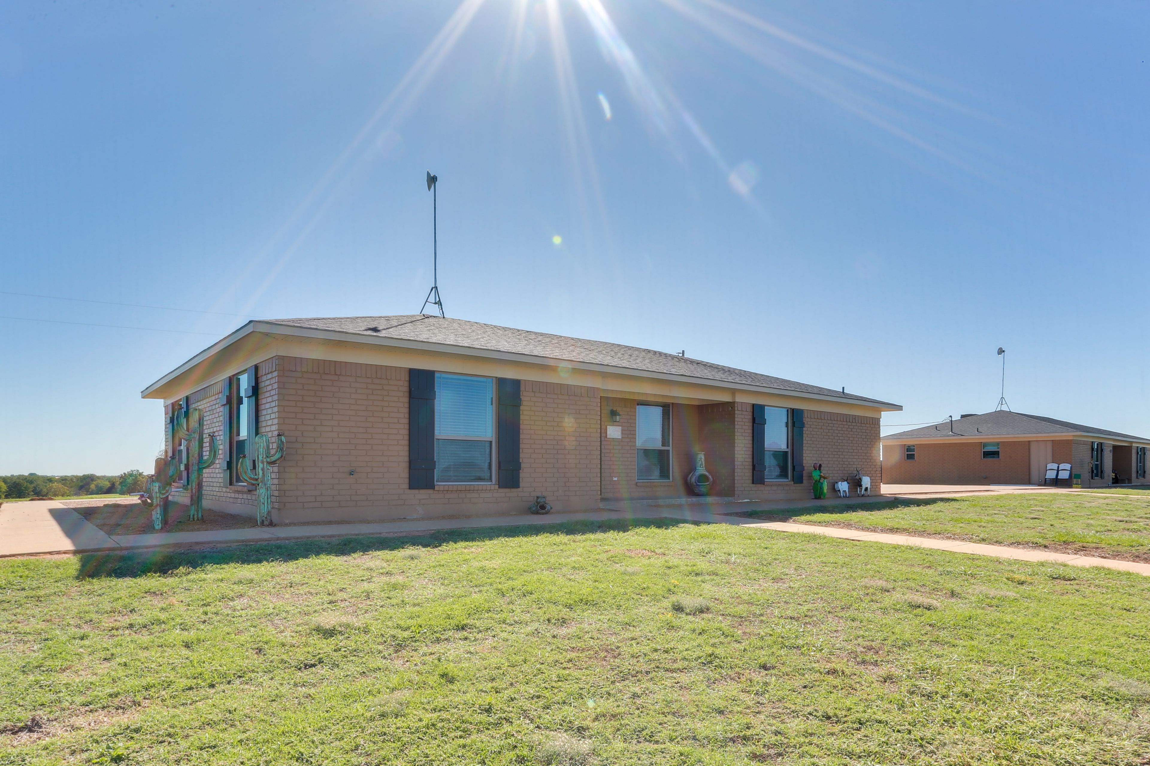 Entryway | Parking | Driveway (2 Vehicles) | Trailer Parking Allowed