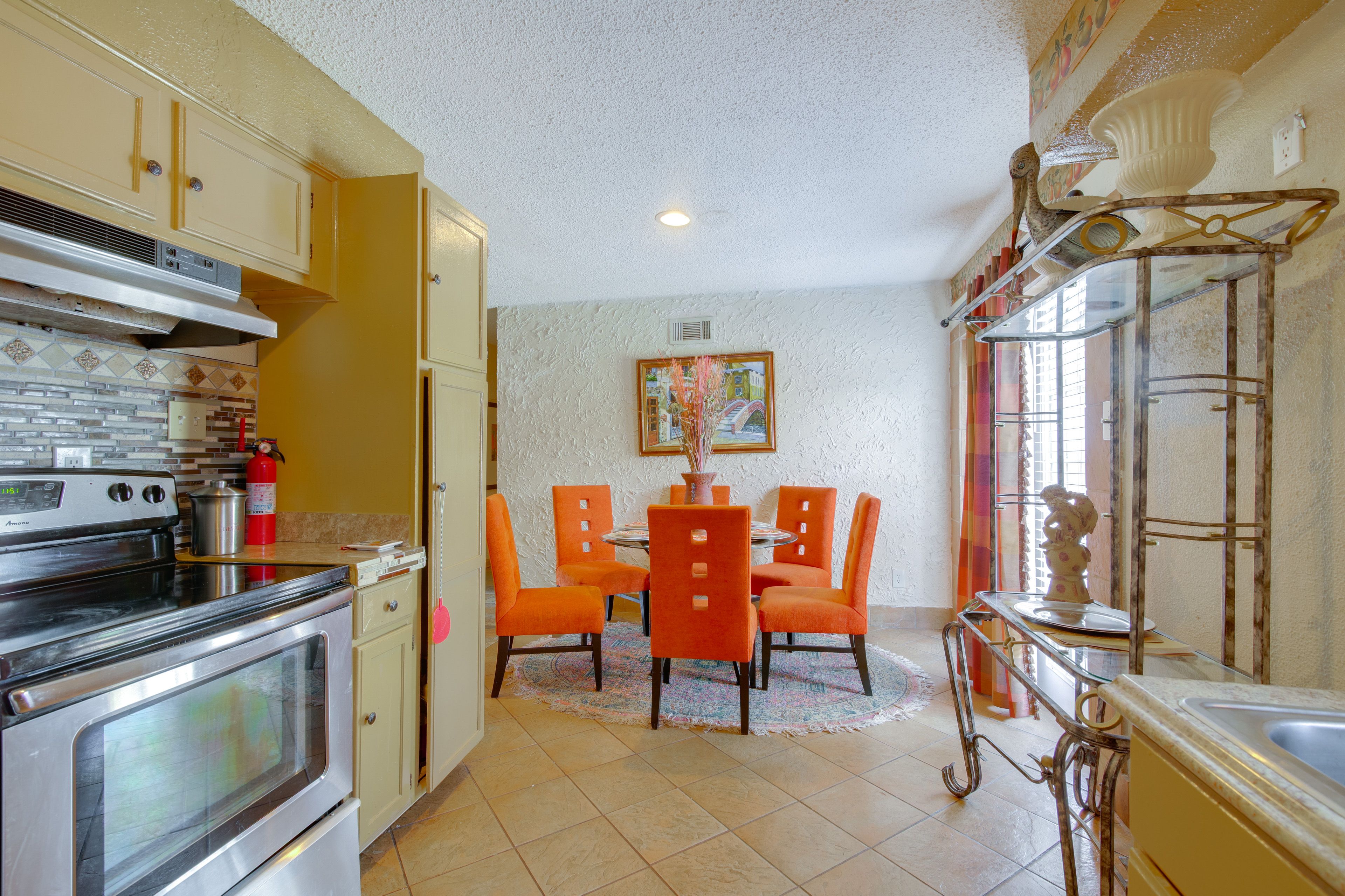 Dining Area | Dishes & Flatware Provided