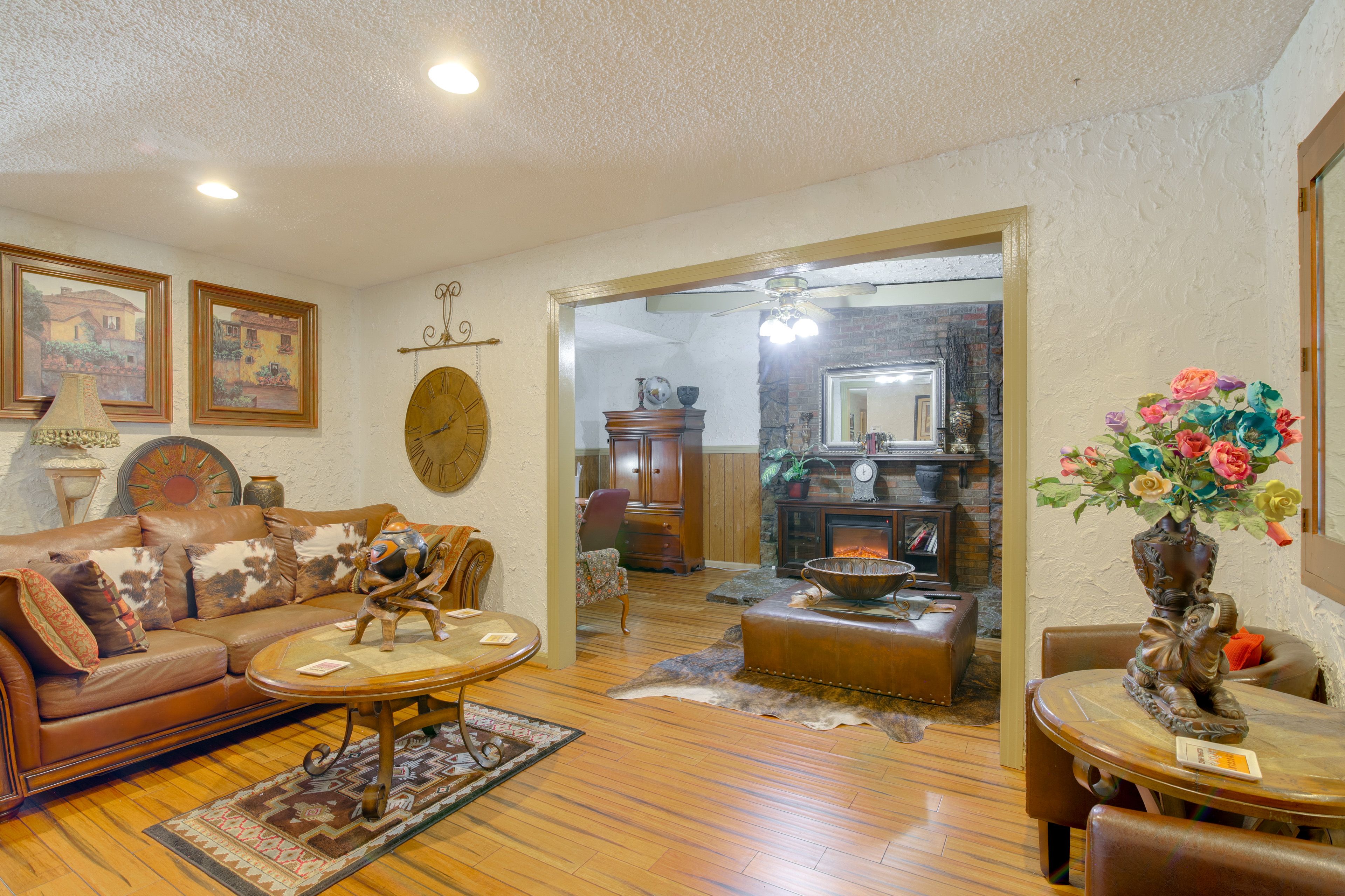 Sitting Room/Foyer | Free WiFi