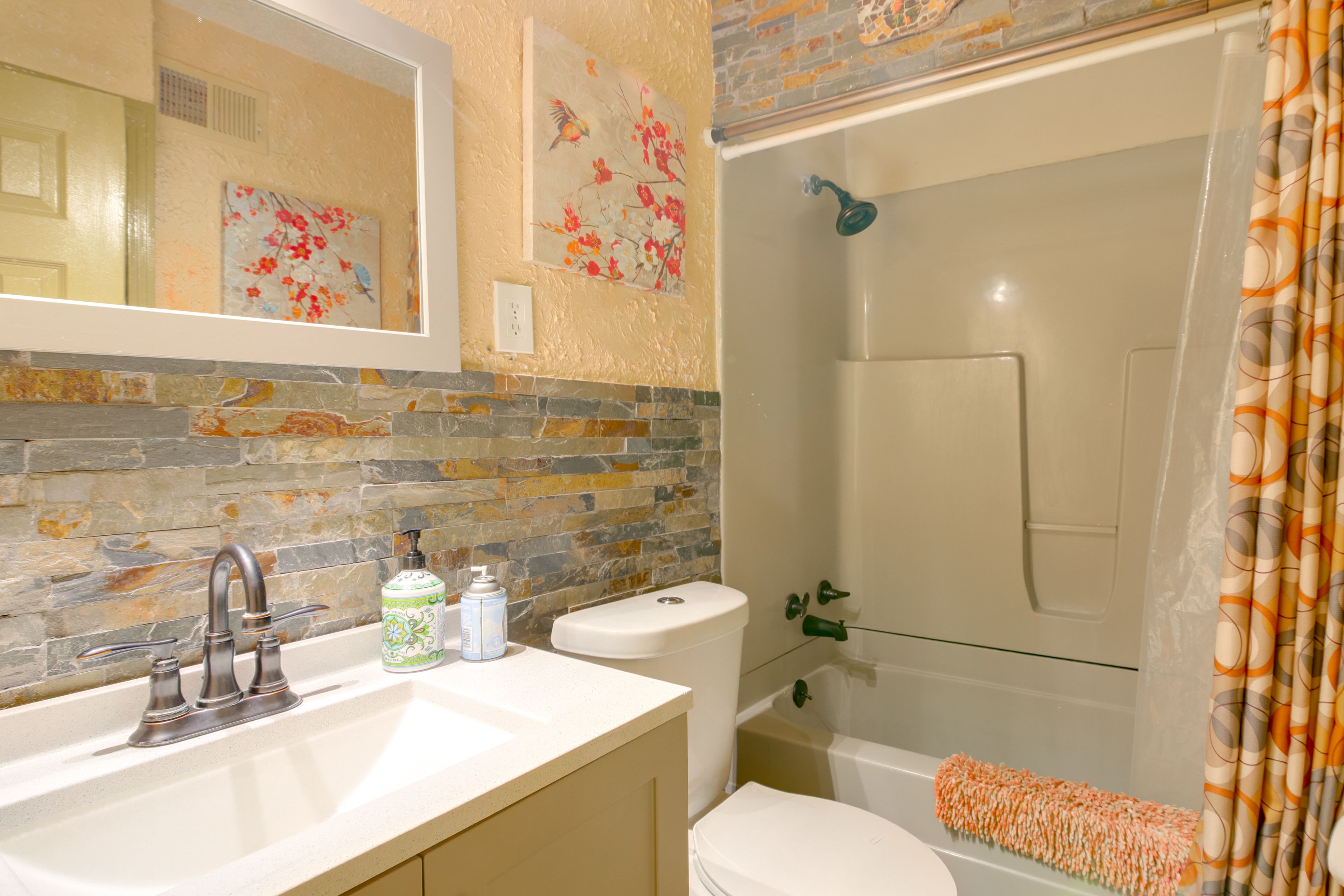 Full Bathroom | Towels Provided