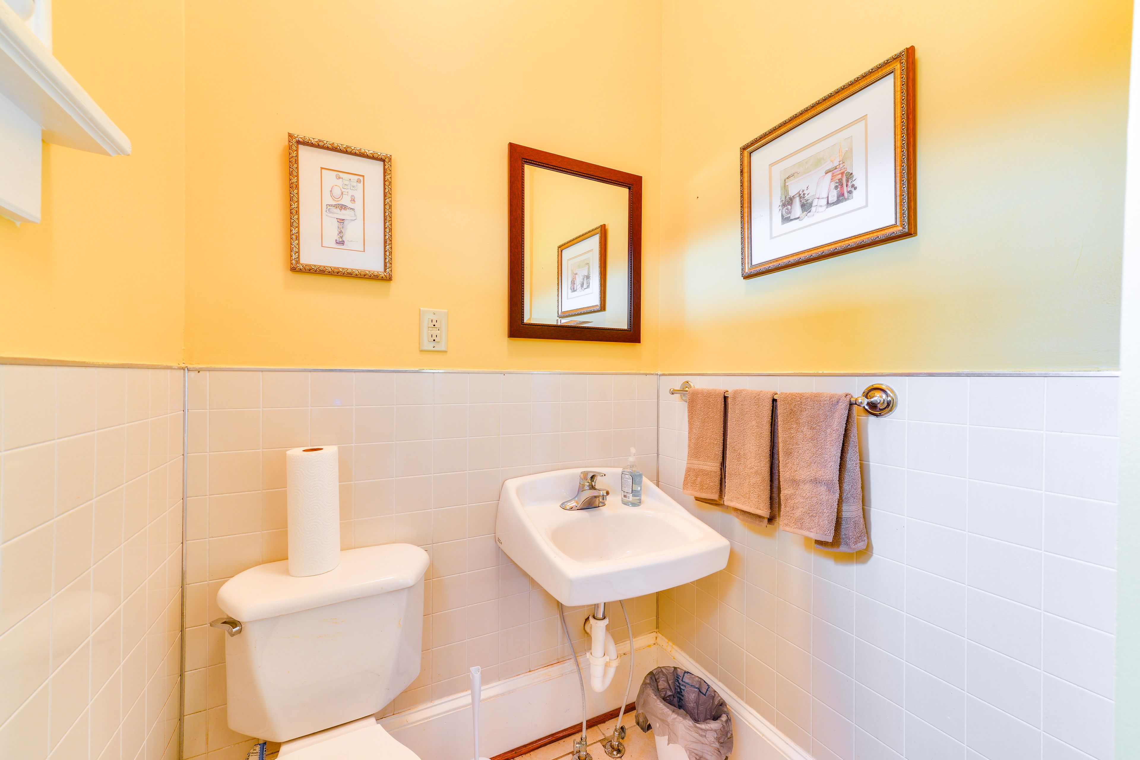 Half-Bathroom | Towels Provided