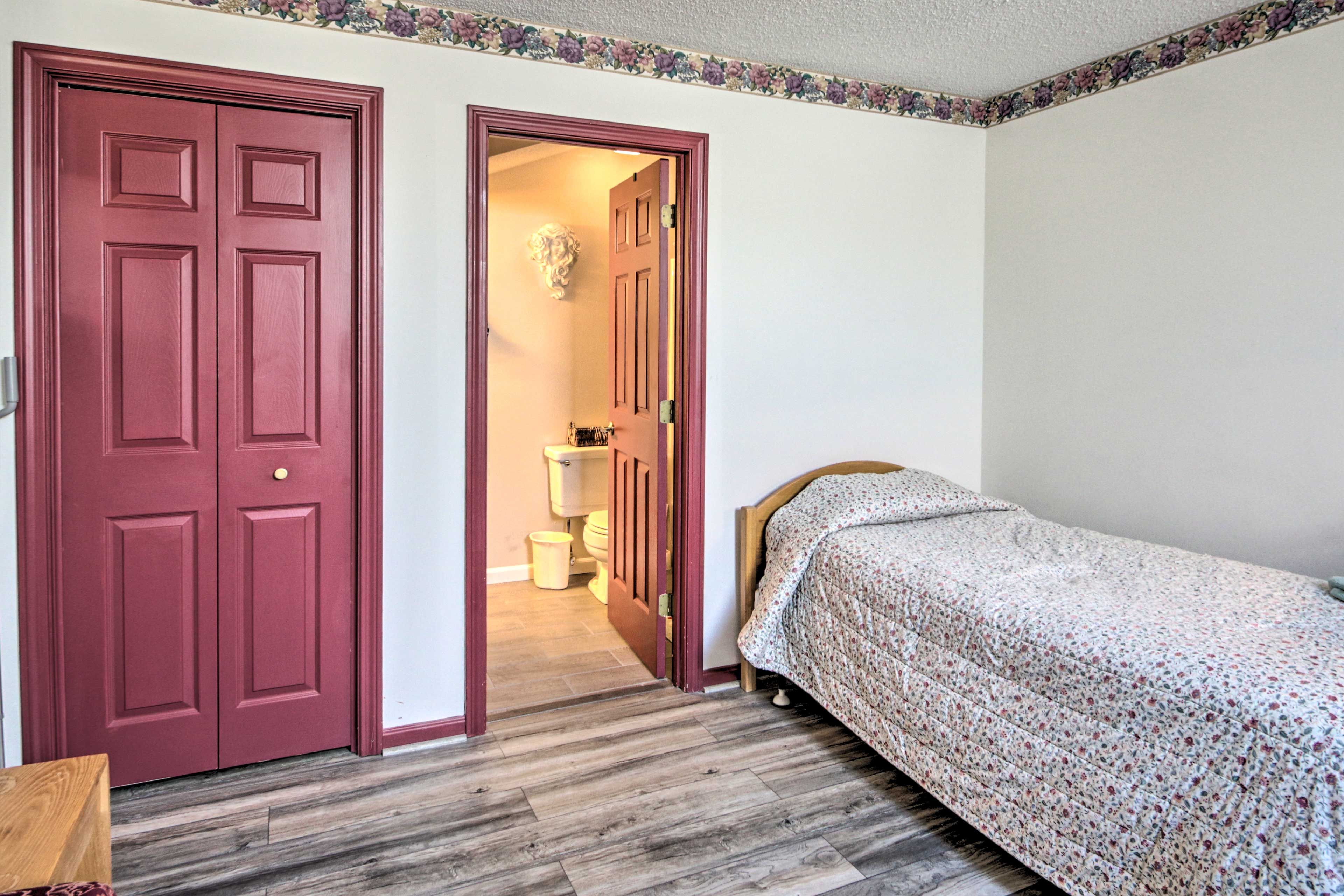 Lofted Bedroom: En-Suite Bathroom